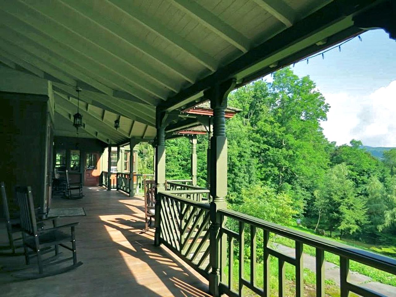 Stately Old-Fashioned Cabin for Group Getaway to the Catskill Mountains, New York
