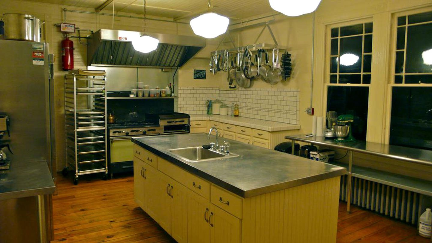 Stately Old-Fashioned Cabin for Group Getaway to the Catskill Mountains, New York