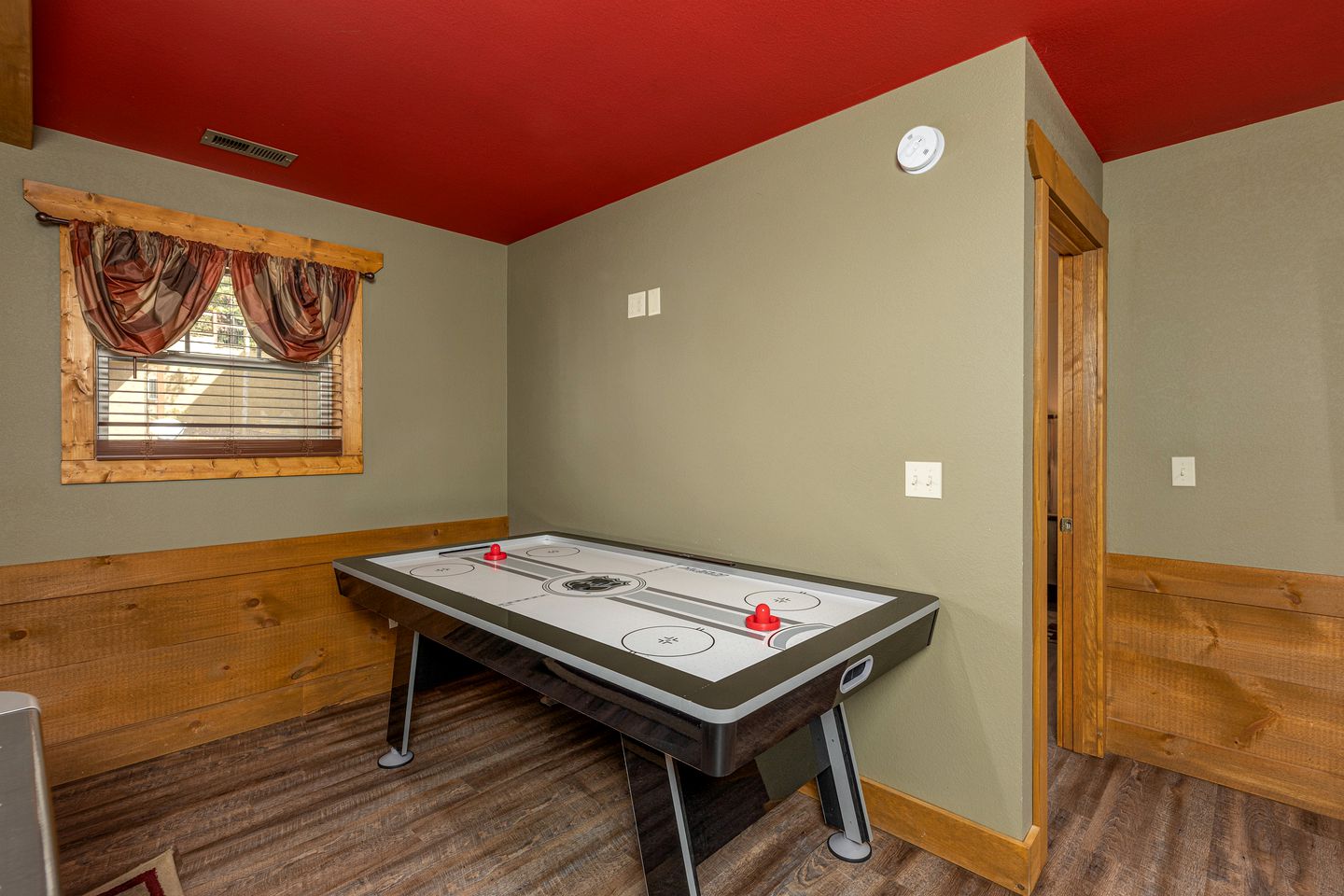 Breathtaking Cute Cabin with Fireplace, Game Room, Swimming Pool and Hot-tub in Gatlinburg, Tennessee