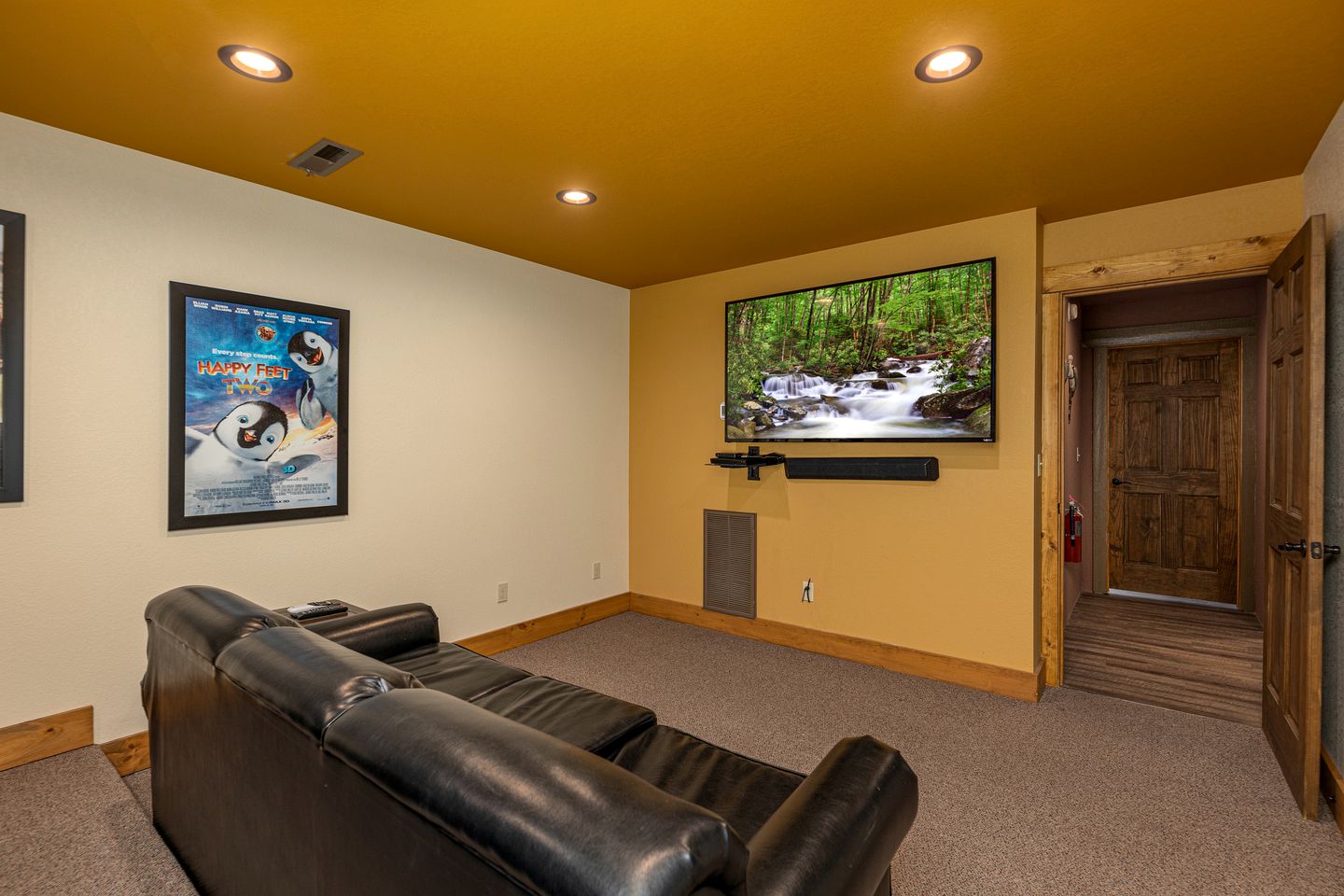 Breathtaking Cute Cabin with Fireplace, Game Room, Swimming Pool and Hot-tub in Gatlinburg, Tennessee