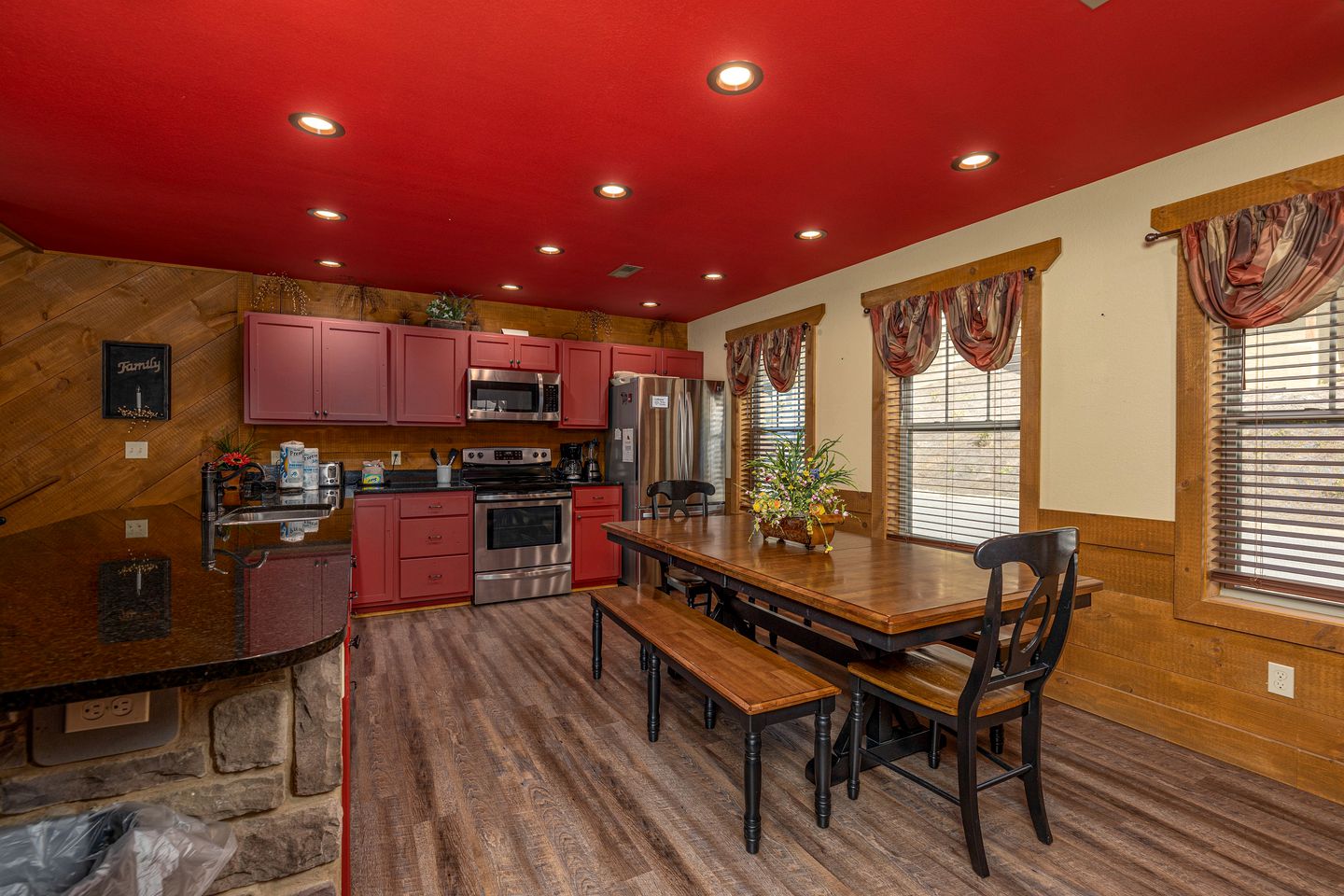 Breathtaking Cute Cabin with Fireplace, Game Room, Swimming Pool and Hot-tub in Gatlinburg, Tennessee