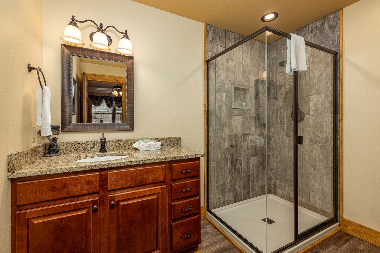 Breathtaking Cute Cabin with Fireplace, Game Room, Swimming Pool and Hot-tub in Gatlinburg, Tennessee