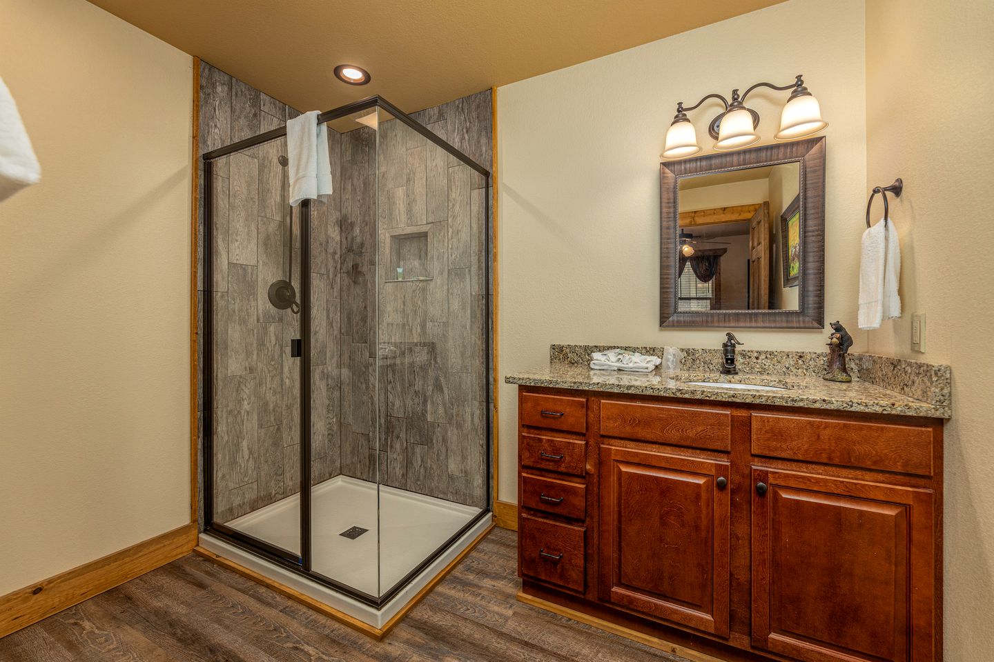 Breathtaking Cute Cabin with Fireplace, Game Room, Swimming Pool and Hot-tub in Gatlinburg, Tennessee