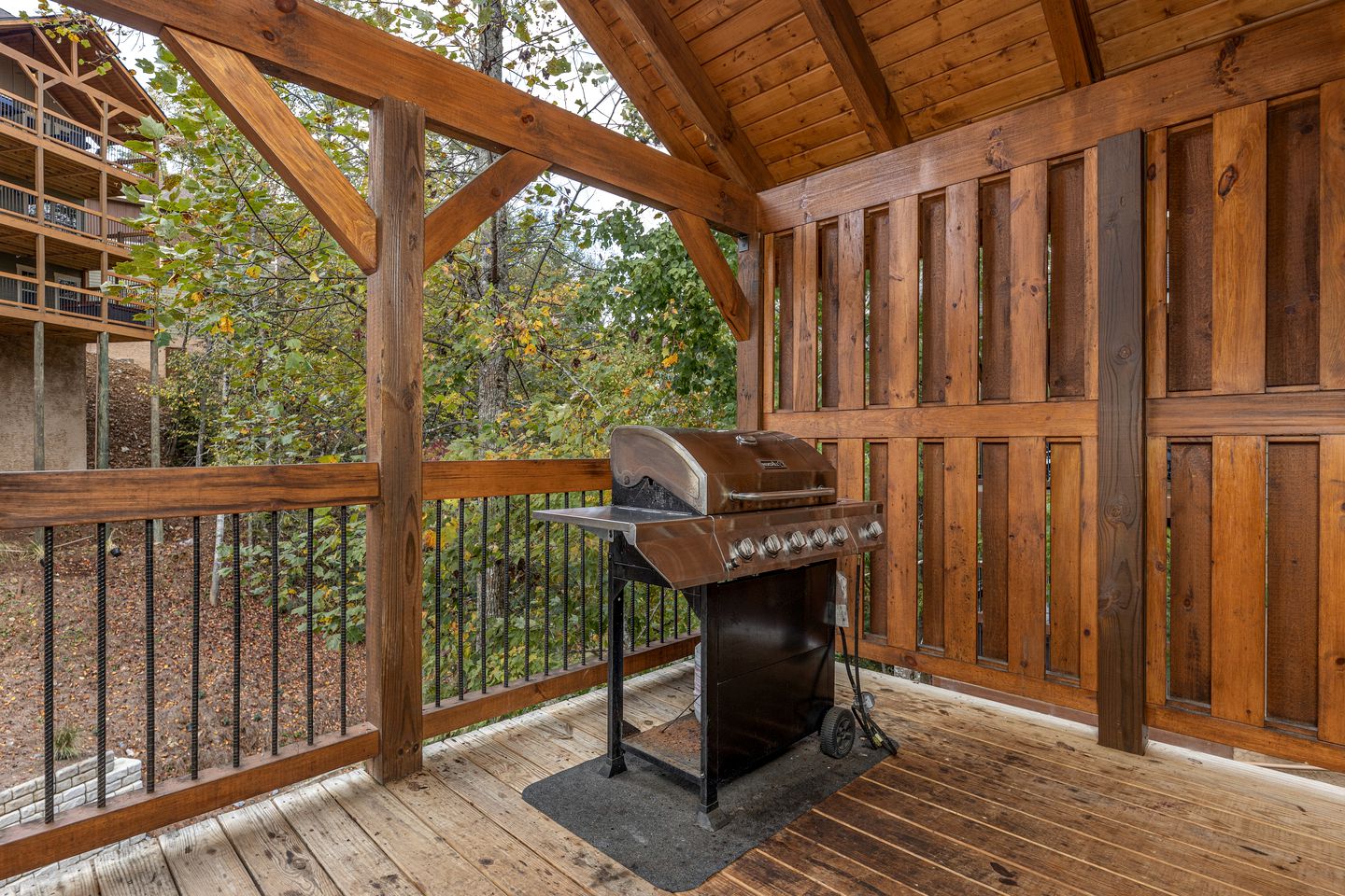 Breathtaking Cute Cabin with Fireplace, Game Room, Swimming Pool and Hot-tub in Gatlinburg, Tennessee