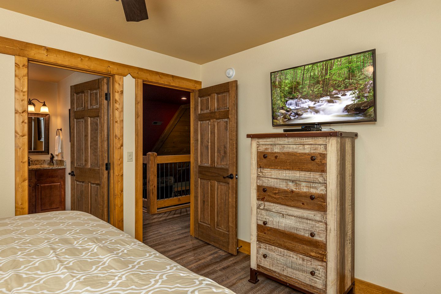 Breathtaking Cute Cabin with Fireplace, Game Room, Swimming Pool and Hot-tub in Gatlinburg, Tennessee