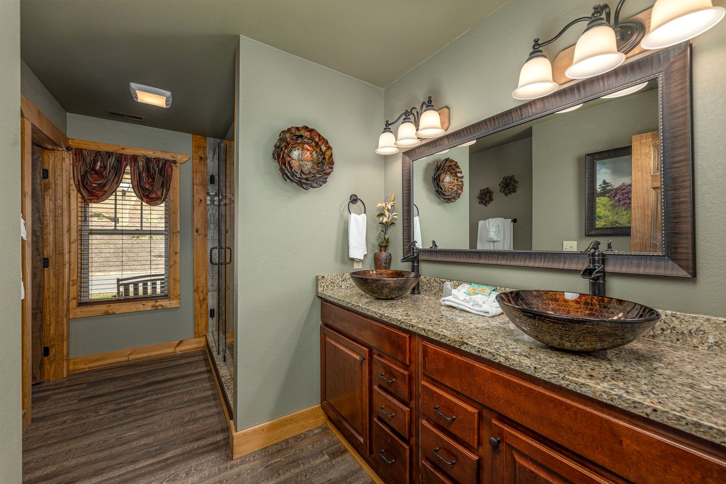 Breathtaking Cute Cabin with Fireplace, Game Room, Swimming Pool and Hot-tub in Gatlinburg, Tennessee