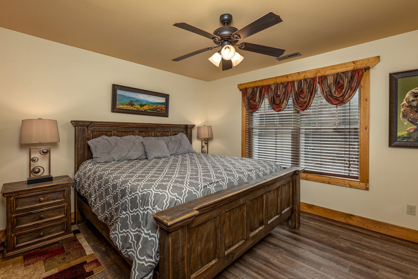 Breathtaking Cute Cabin with Fireplace, Game Room, Swimming Pool and Hot-tub in Gatlinburg, Tennessee