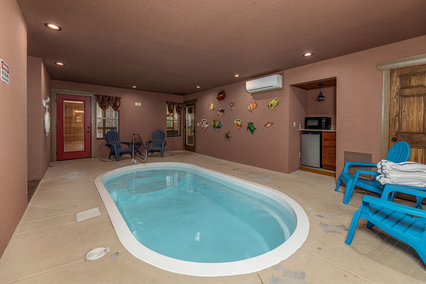 Breathtaking Cute Cabin with Fireplace, Game Room, Swimming Pool and Hot-tub in Gatlinburg, Tennessee