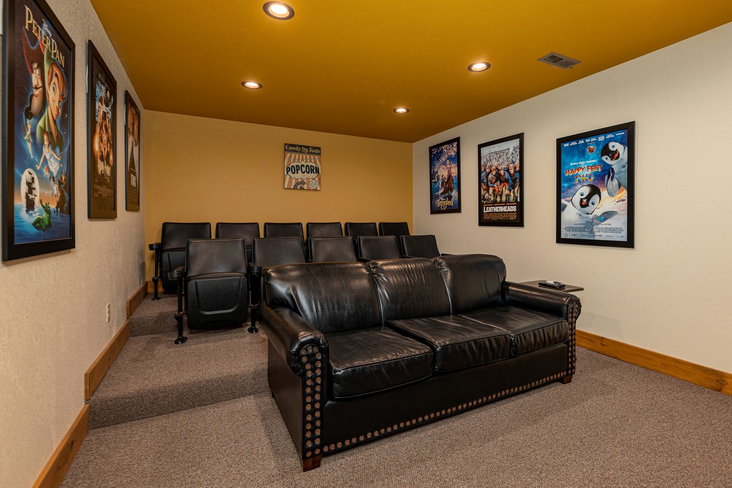 Breathtaking Cute Cabin with Fireplace, Game Room, Swimming Pool and Hot-tub in Gatlinburg, Tennessee