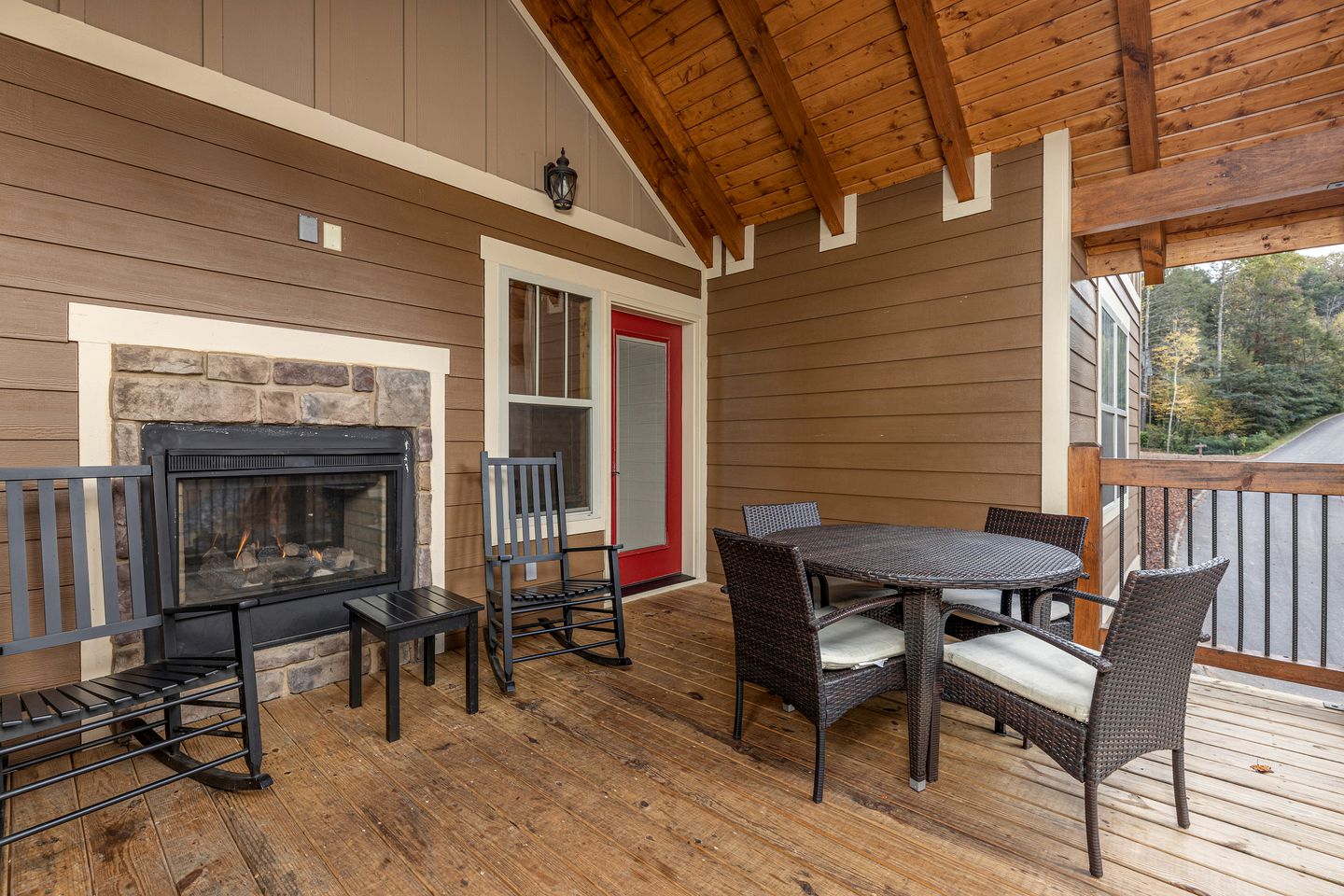 Breathtaking Cute Cabin with Fireplace, Game Room, Swimming Pool and Hot-tub in Gatlinburg, Tennessee