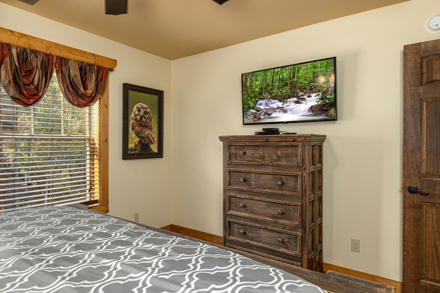 Breathtaking Cute Cabin with Fireplace, Game Room, Swimming Pool and Hot-tub in Gatlinburg, Tennessee