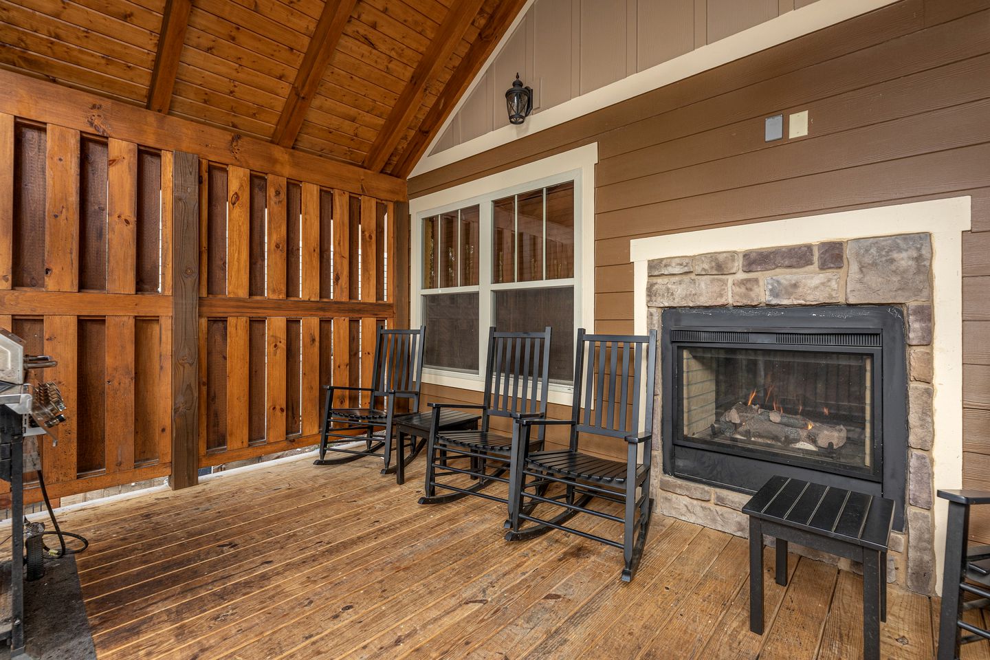 Breathtaking Cute Cabin with Fireplace, Game Room, Swimming Pool and Hot-tub in Gatlinburg, Tennessee