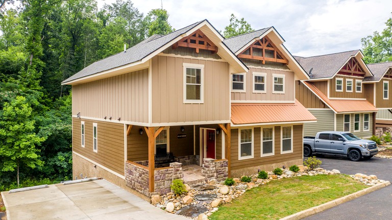 Breathtaking Cute Cabin with Fireplace, Game Room, Swimming Pool and Hot-tub in Gatlinburg, Tennessee