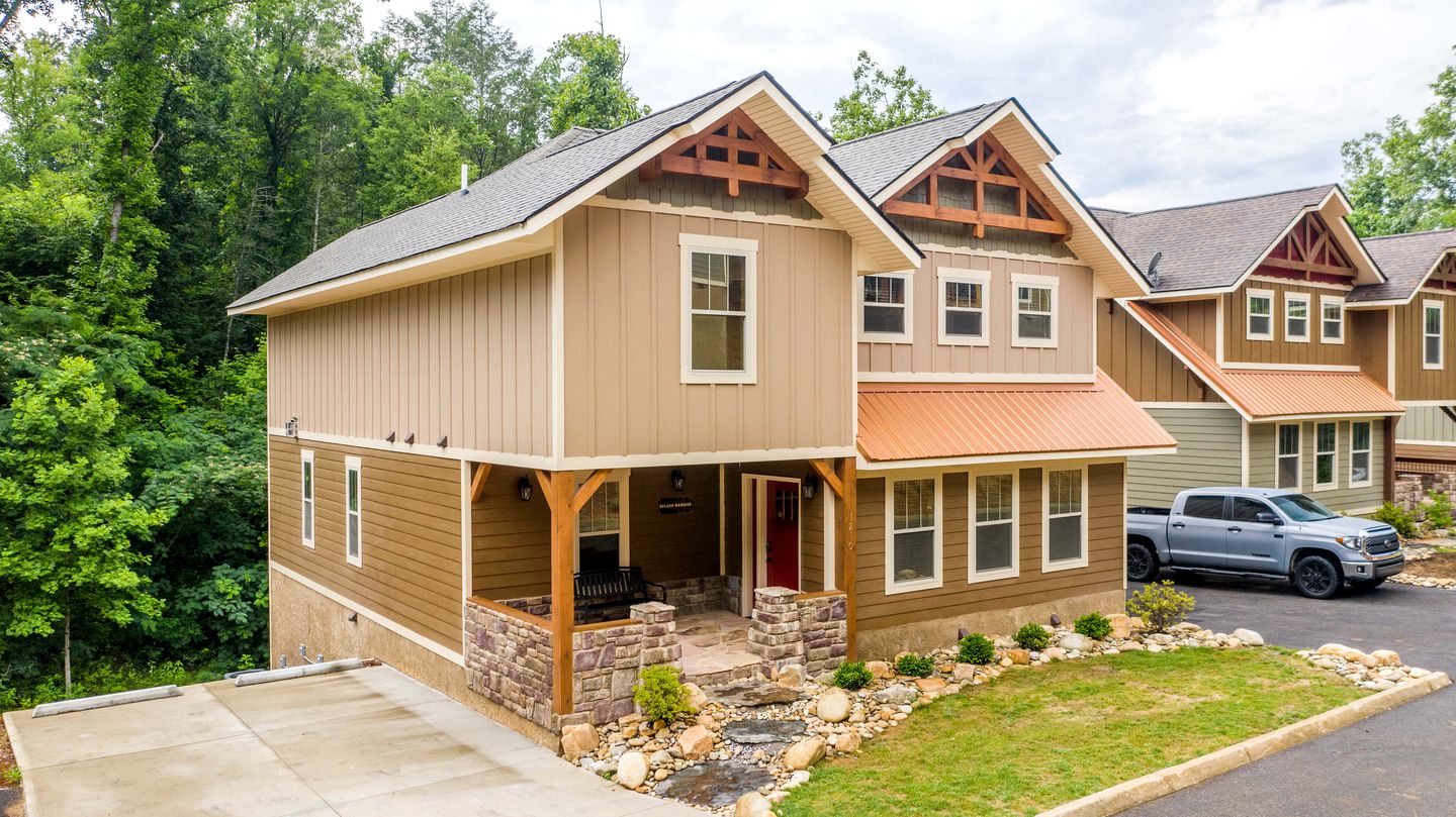 Breathtaking Cute Cabin with Fireplace, Game Room, Swimming Pool and Hot-tub in Gatlinburg, Tennessee