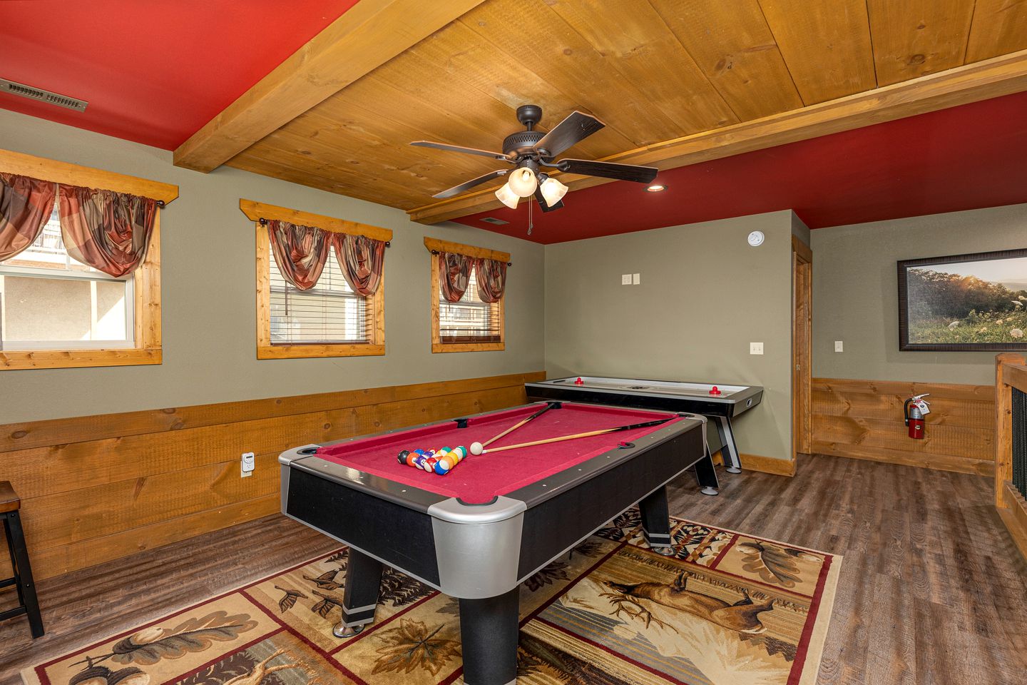 Breathtaking Cute Cabin with Fireplace, Game Room, Swimming Pool and Hot-tub in Gatlinburg, Tennessee