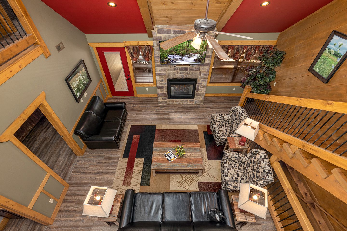 Breathtaking Cute Cabin with Fireplace, Game Room, Swimming Pool and Hot-tub in Gatlinburg, Tennessee