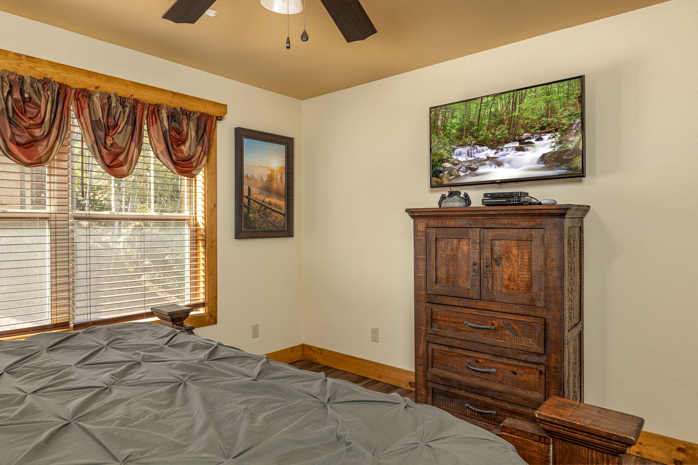 Breathtaking Cute Cabin with Fireplace, Game Room, Swimming Pool and Hot-tub in Gatlinburg, Tennessee