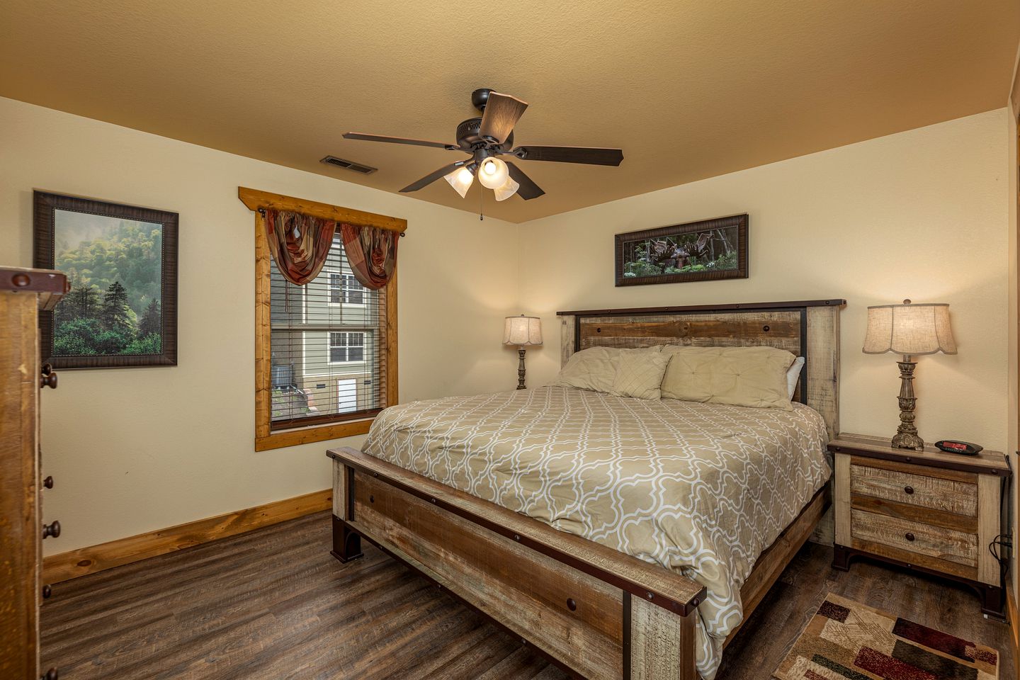 Breathtaking Cute Cabin with Fireplace, Game Room, Swimming Pool and Hot-tub in Gatlinburg, Tennessee