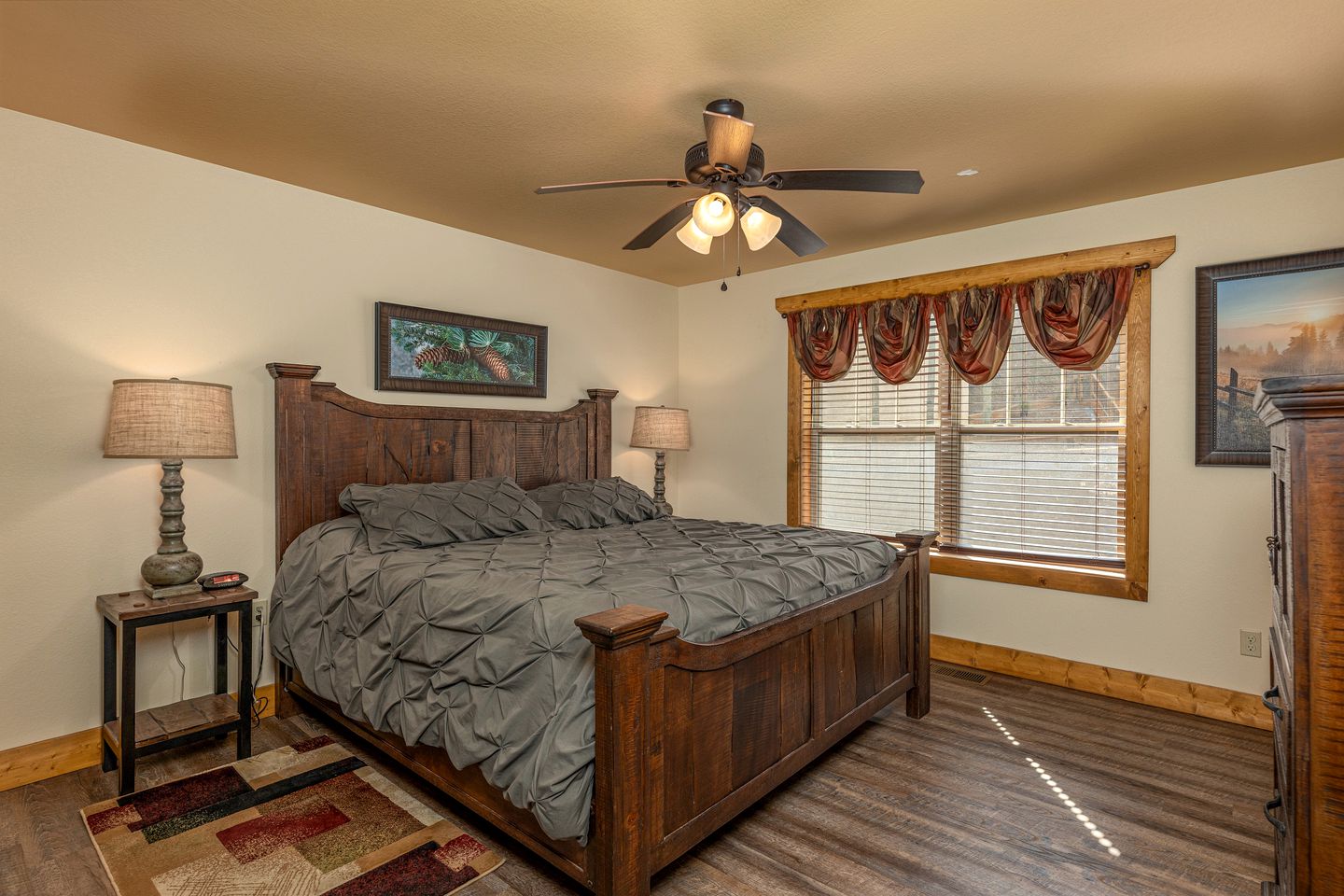 Breathtaking Cute Cabin with Fireplace, Game Room, Swimming Pool and Hot-tub in Gatlinburg, Tennessee