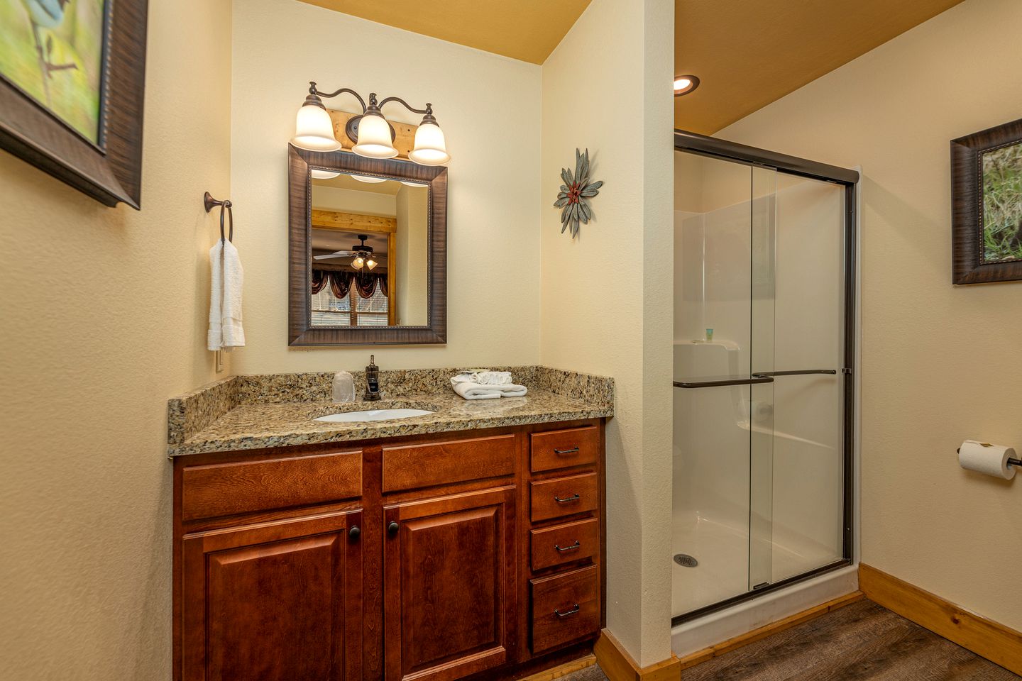 Breathtaking Cute Cabin with Fireplace, Game Room, Swimming Pool and Hot-tub in Gatlinburg, Tennessee