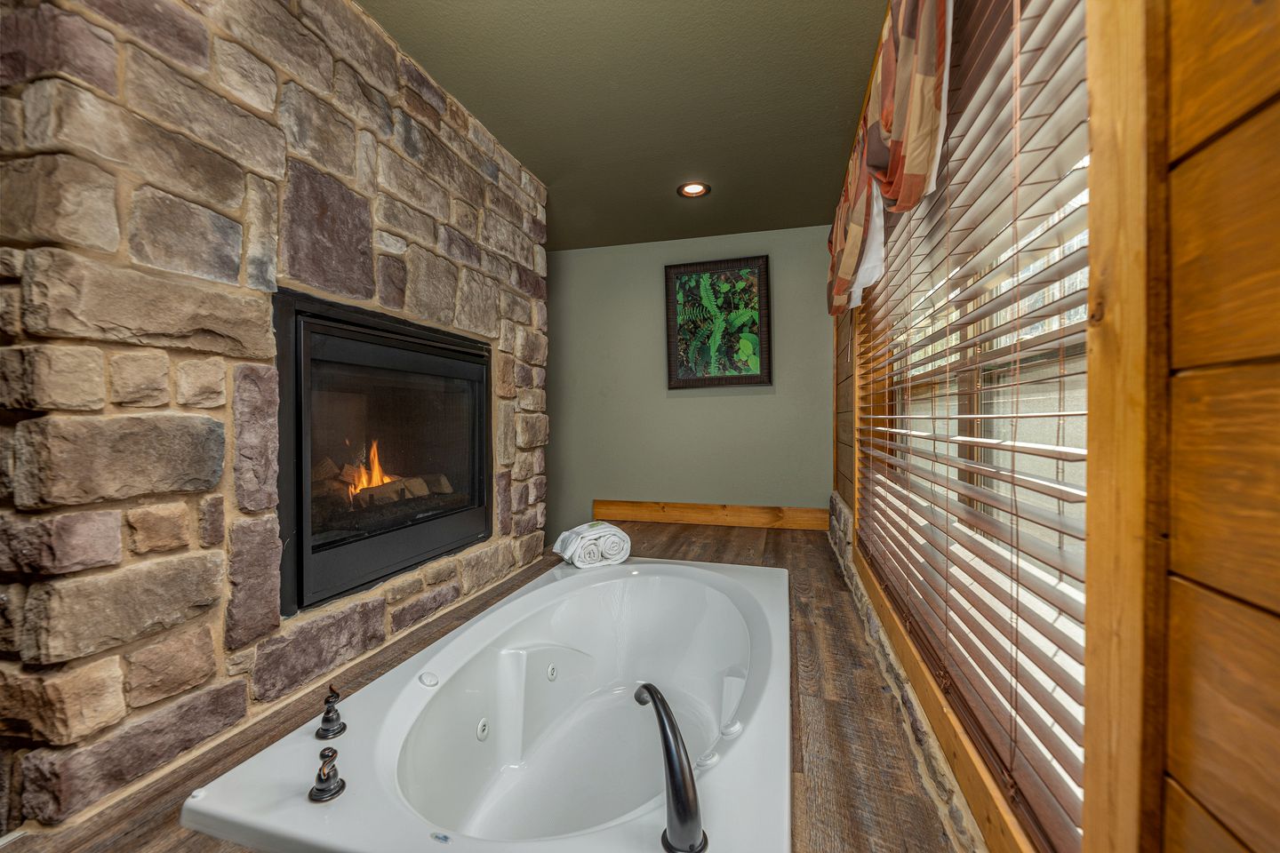 Breathtaking Cute Cabin with Fireplace, Game Room, Swimming Pool and Hot-tub in Gatlinburg, Tennessee