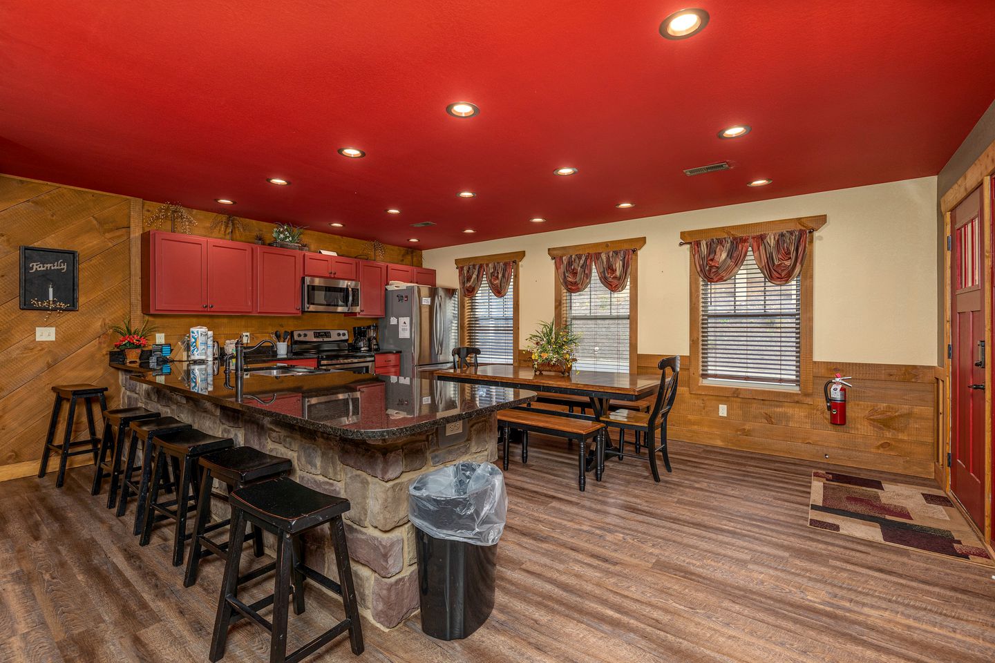 Breathtaking Cute Cabin with Fireplace, Game Room, Swimming Pool and Hot-tub in Gatlinburg, Tennessee