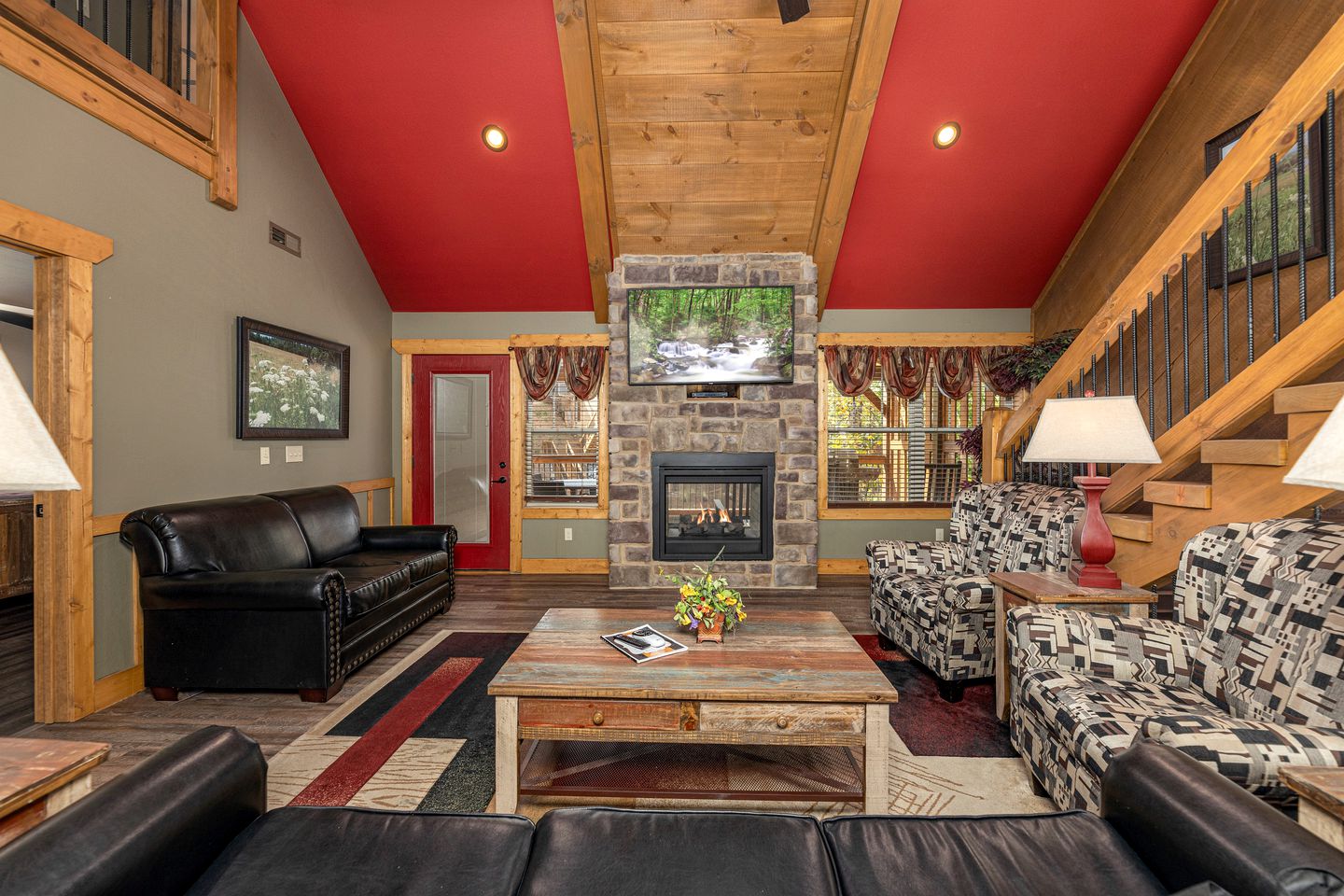 Breathtaking Cute Cabin with Fireplace, Game Room, Swimming Pool and Hot-tub in Gatlinburg, Tennessee