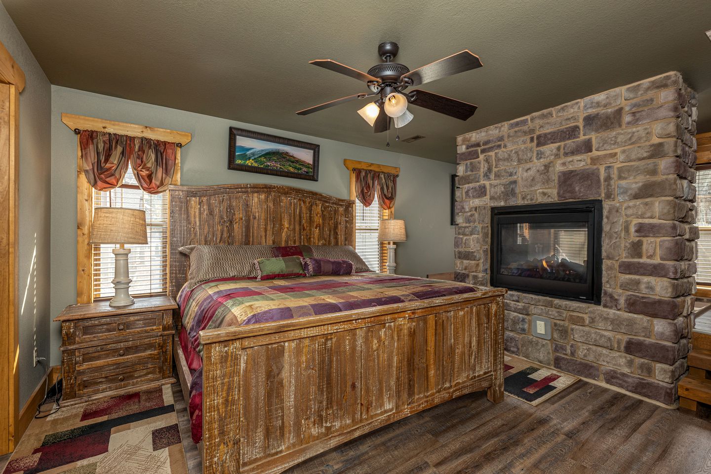 Breathtaking Cute Cabin with Fireplace, Game Room, Swimming Pool and Hot-tub in Gatlinburg, Tennessee