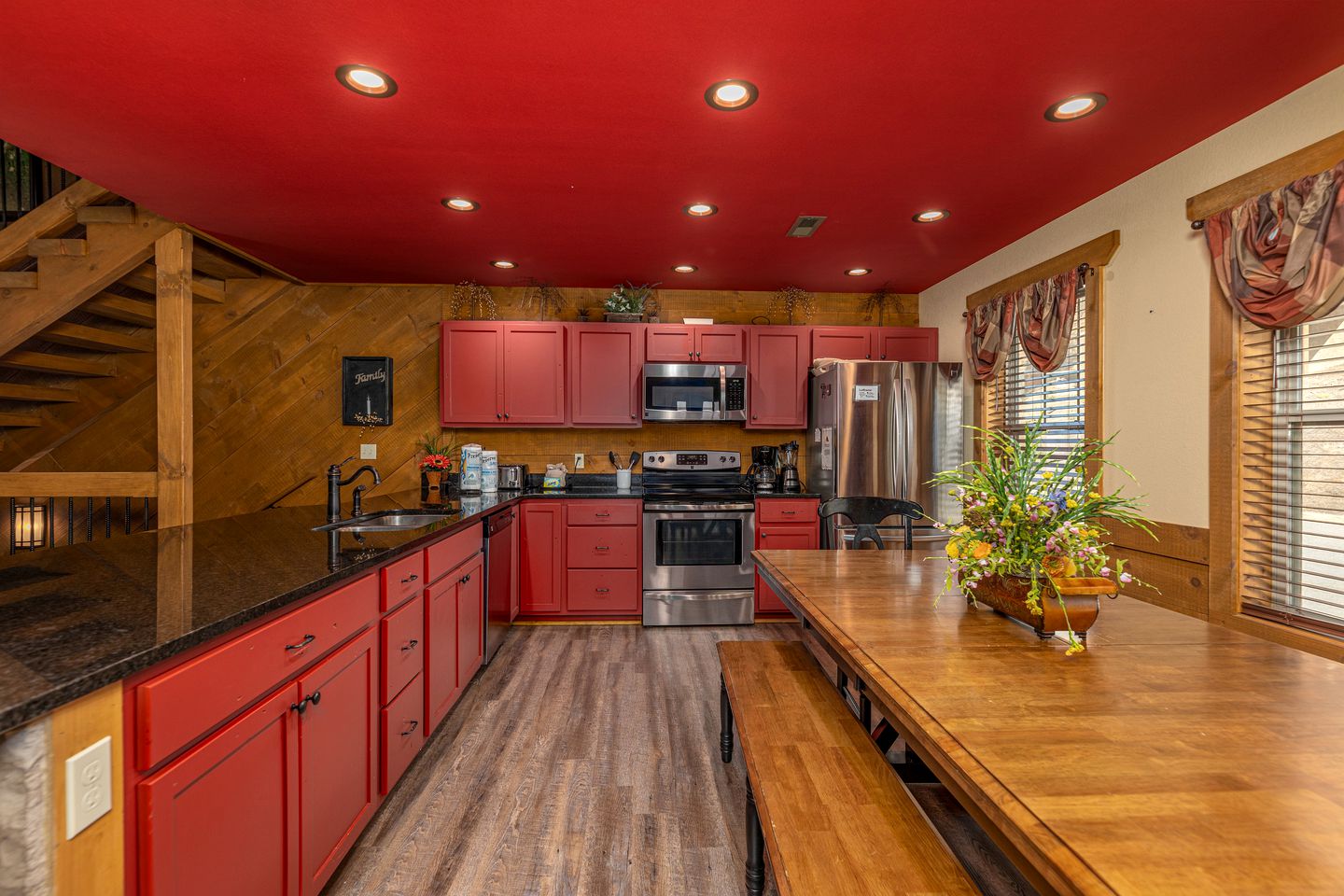 Breathtaking Cute Cabin with Fireplace, Game Room, Swimming Pool and Hot-tub in Gatlinburg, Tennessee