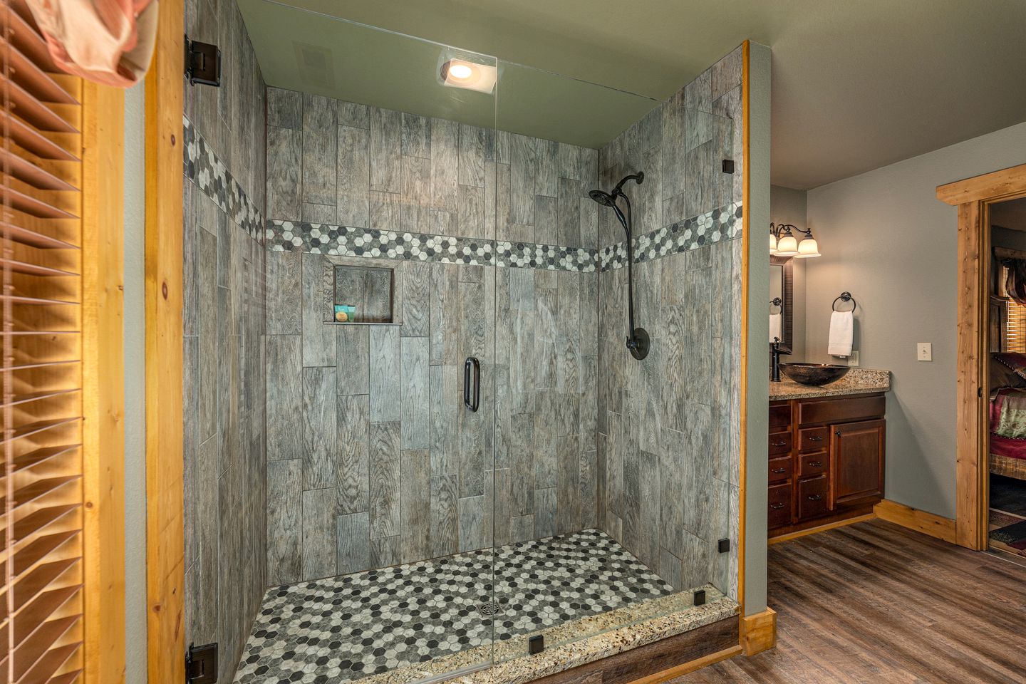 Breathtaking Cute Cabin with Fireplace, Game Room, Swimming Pool and Hot-tub in Gatlinburg, Tennessee