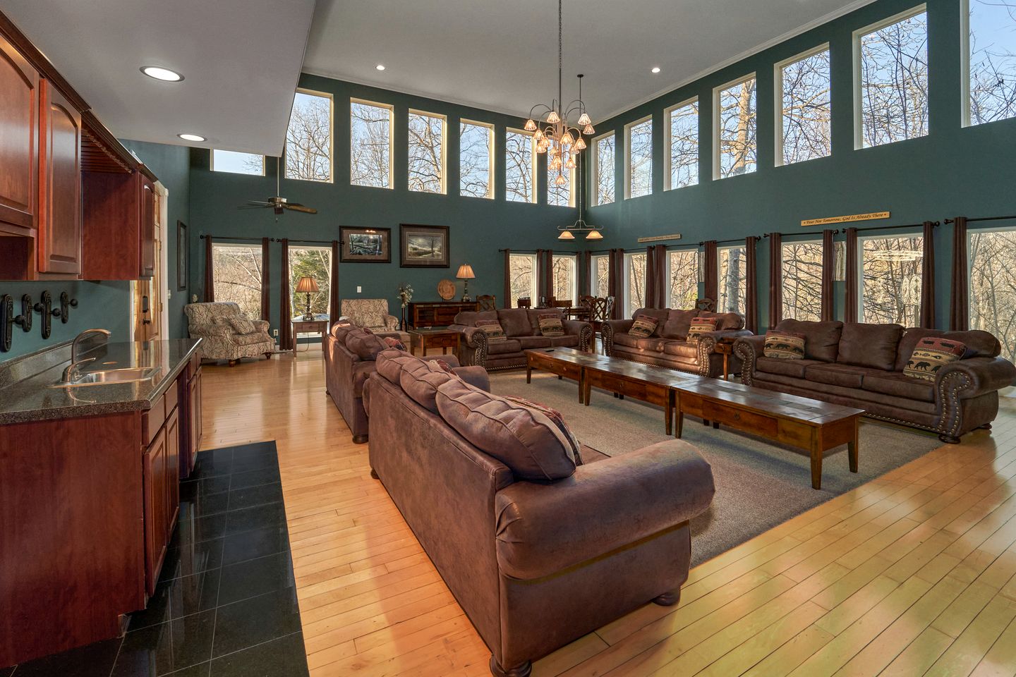 Stunning Cottage with Hot-tub, Barbecue and Games in Gatlinburg, Tennessee