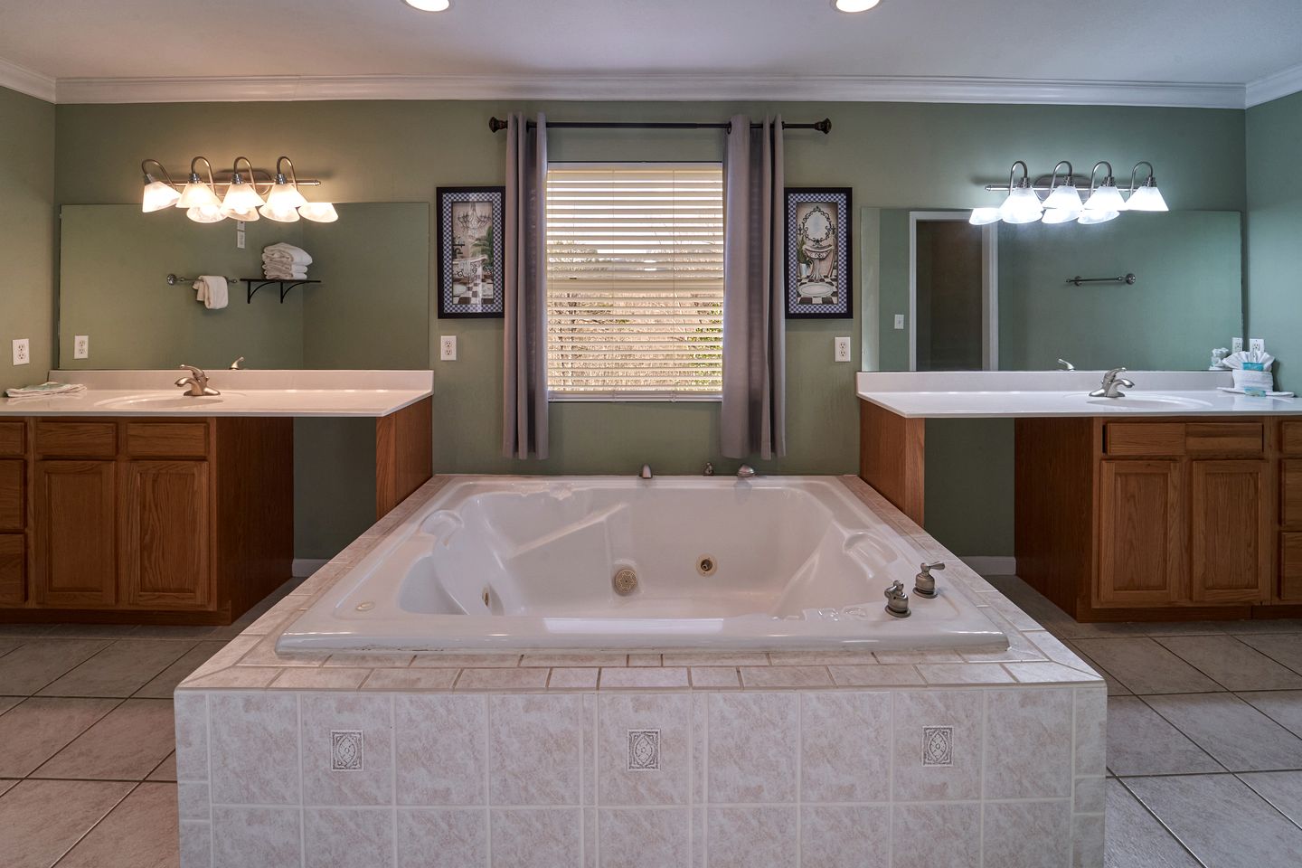 Stunning Cottage with Hot-tub, Barbecue and Games in Gatlinburg, Tennessee