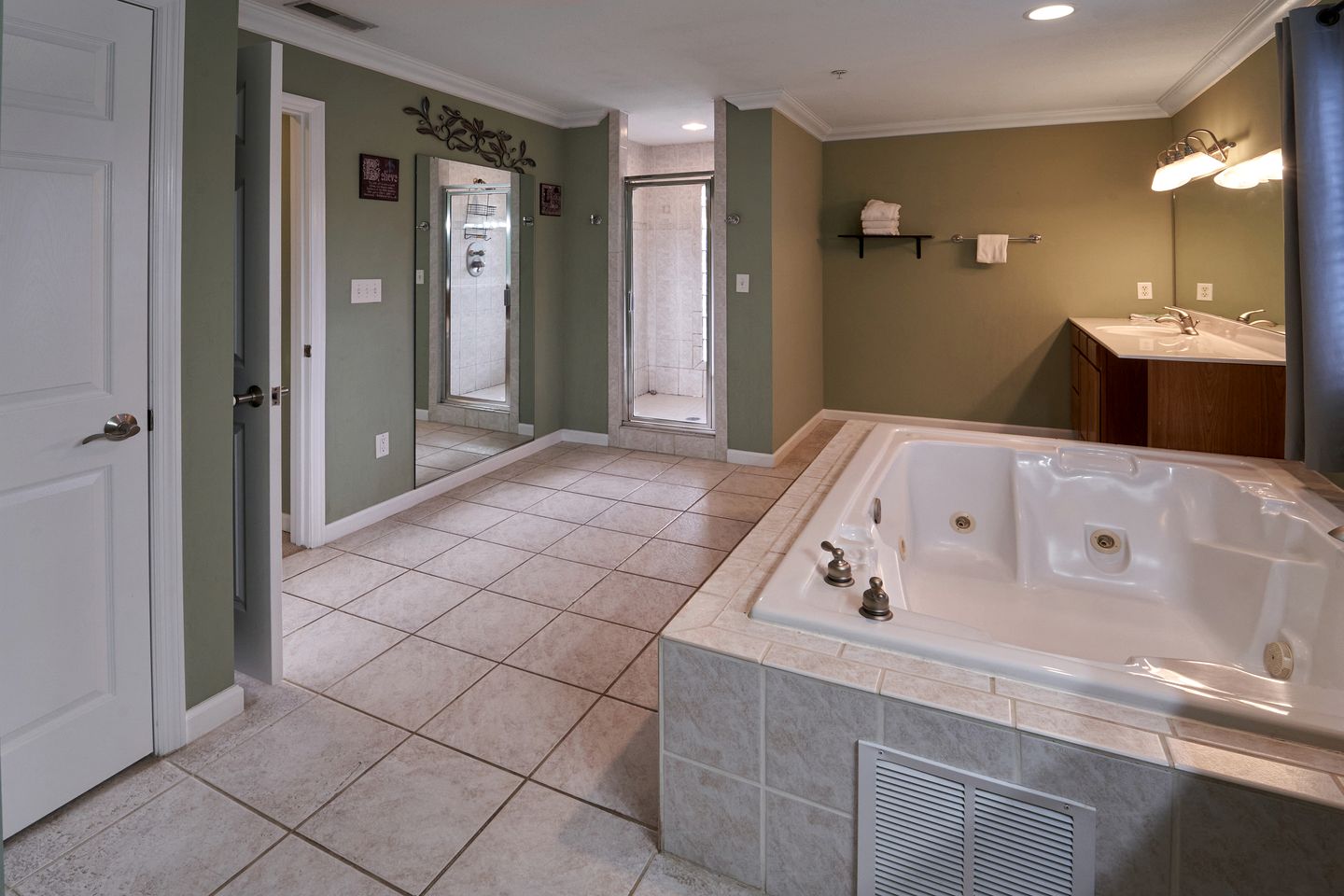 Stunning Cottage with Hot-tub, Barbecue and Games in Gatlinburg, Tennessee