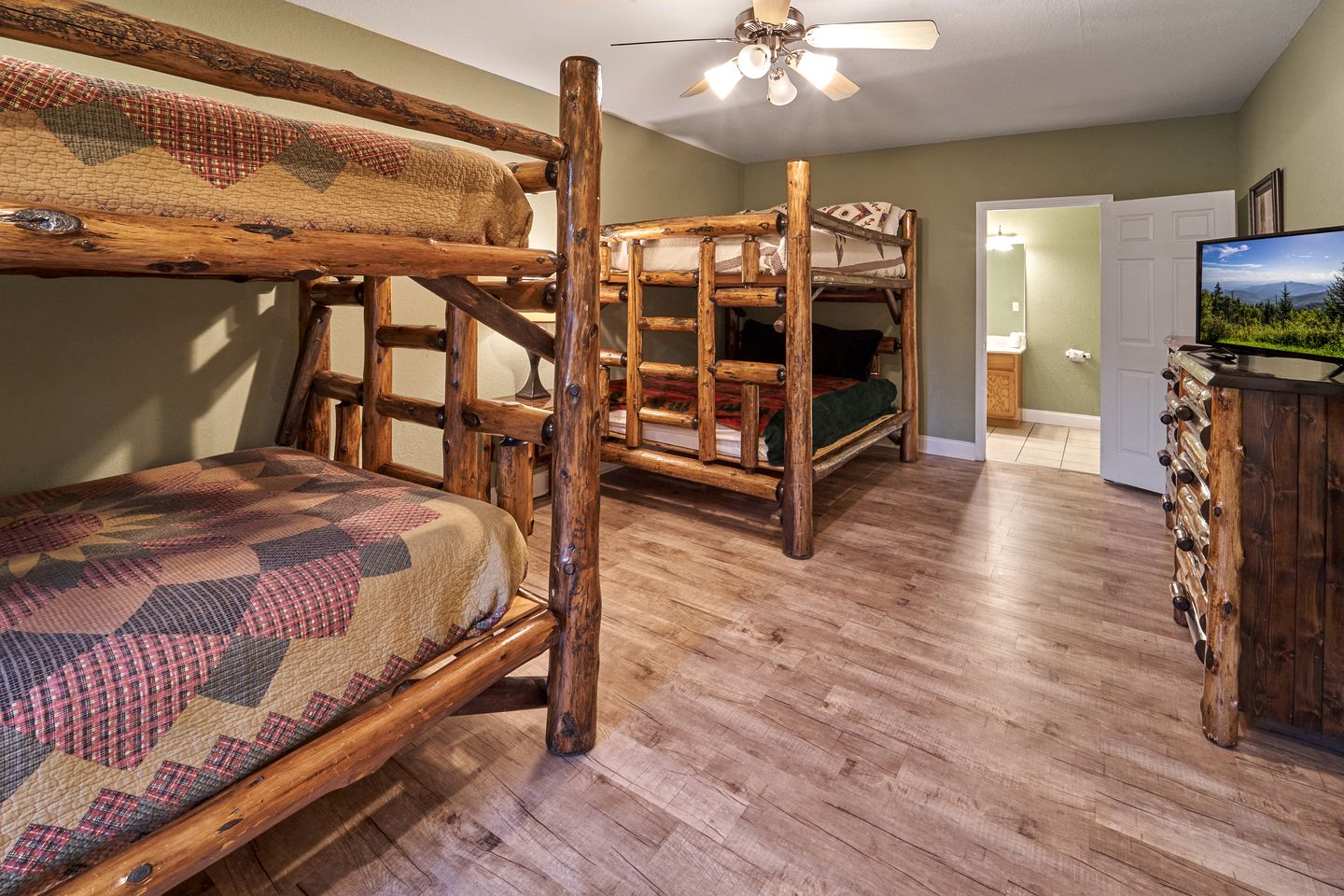 Stunning Cottage with Hot-tub, Barbecue and Games in Gatlinburg, Tennessee