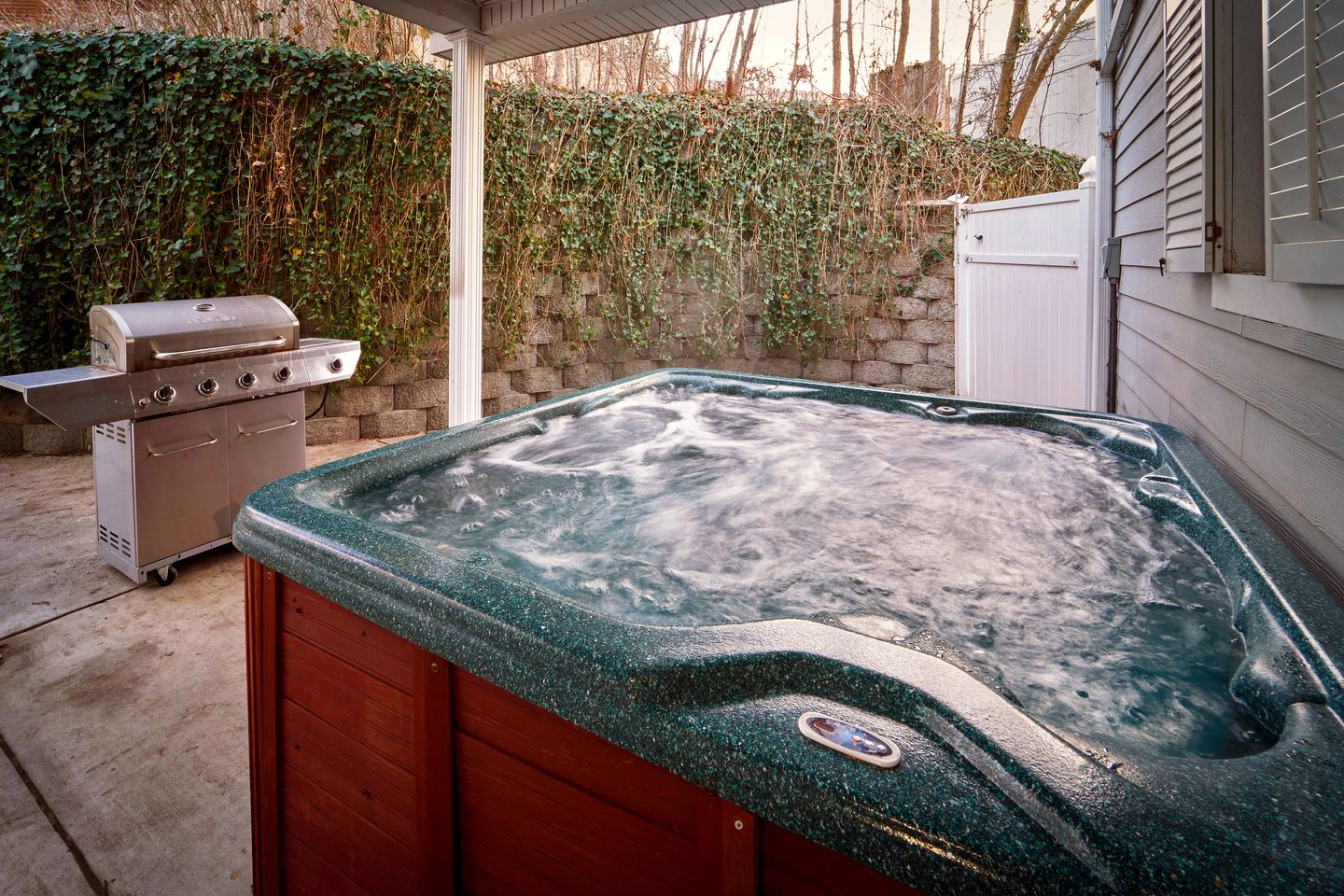 Stunning Cottage with Hot-tub, Barbecue and Games in Gatlinburg, Tennessee