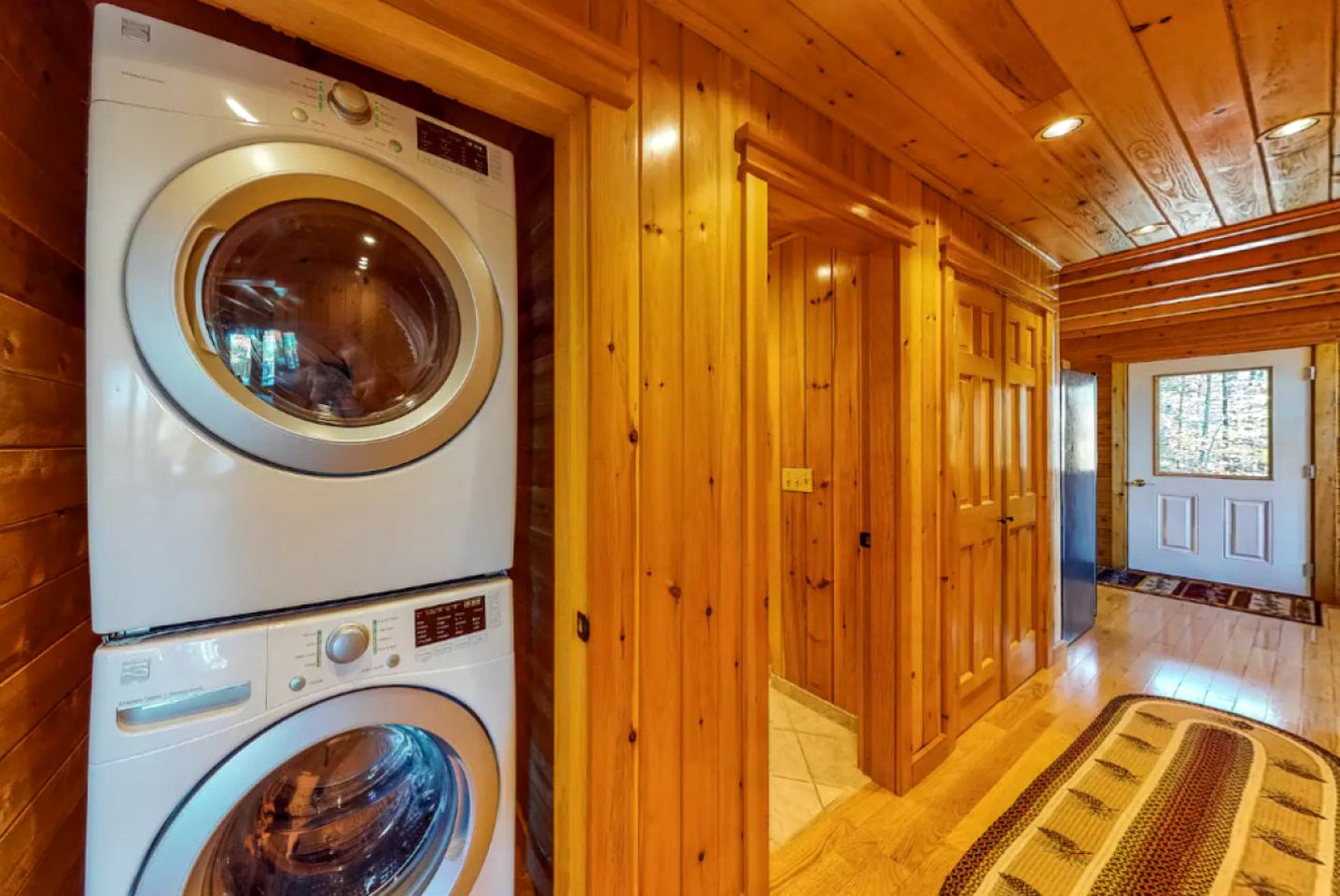 Splendid Cabin with Jacuzzi and Game Space in Maine