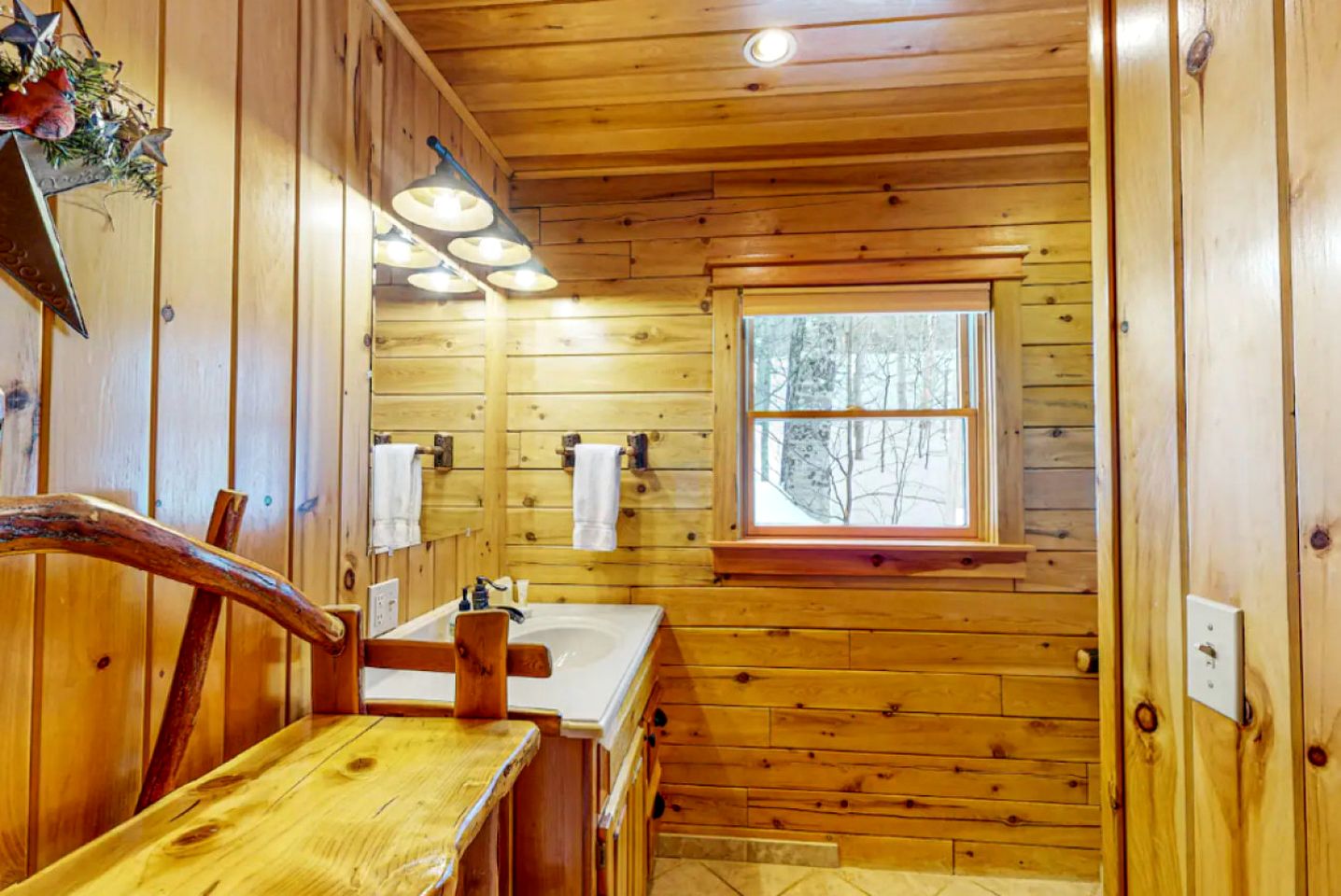 Splendid Cabin with Jacuzzi and Game Space in Maine