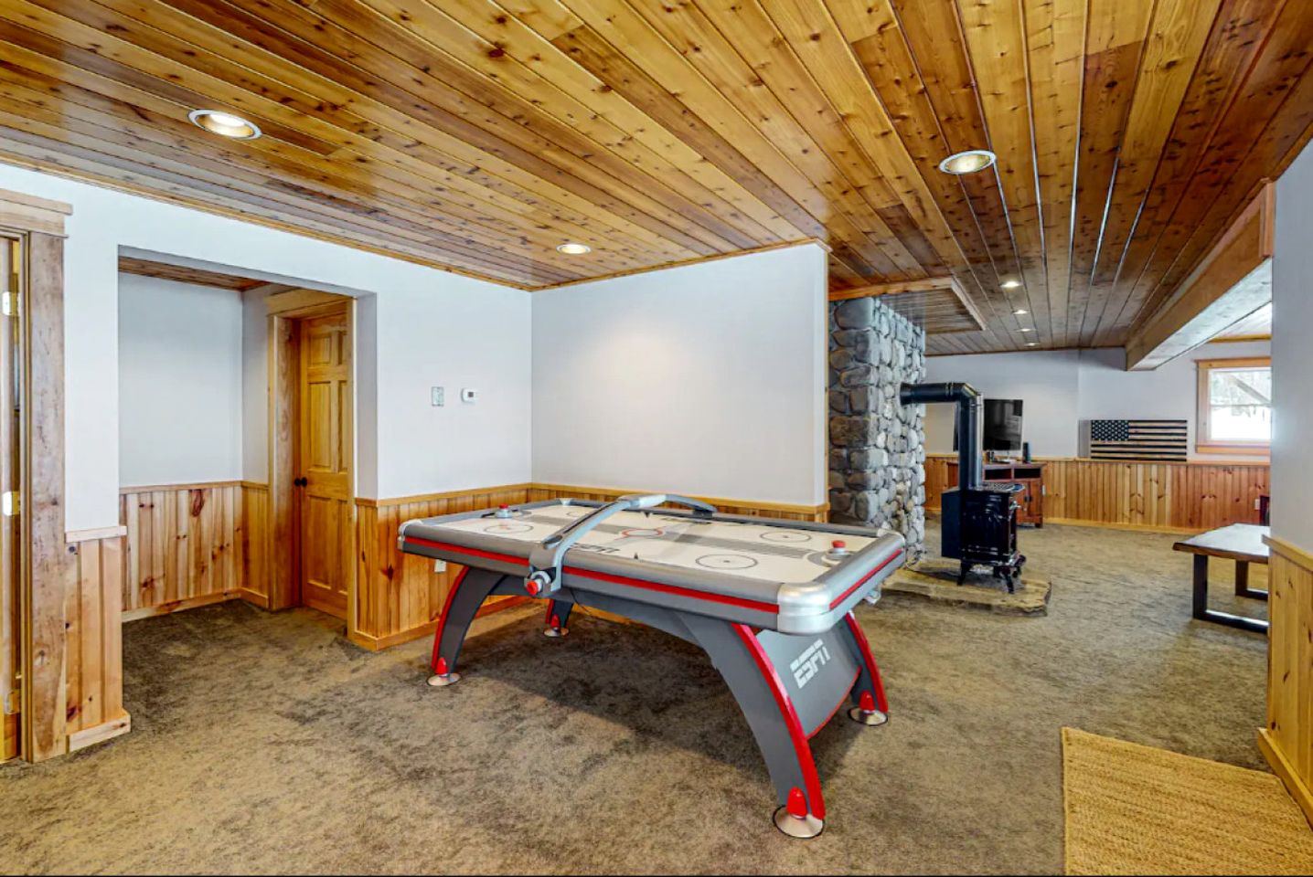 Splendid Cabin with Jacuzzi and Game Space in Maine