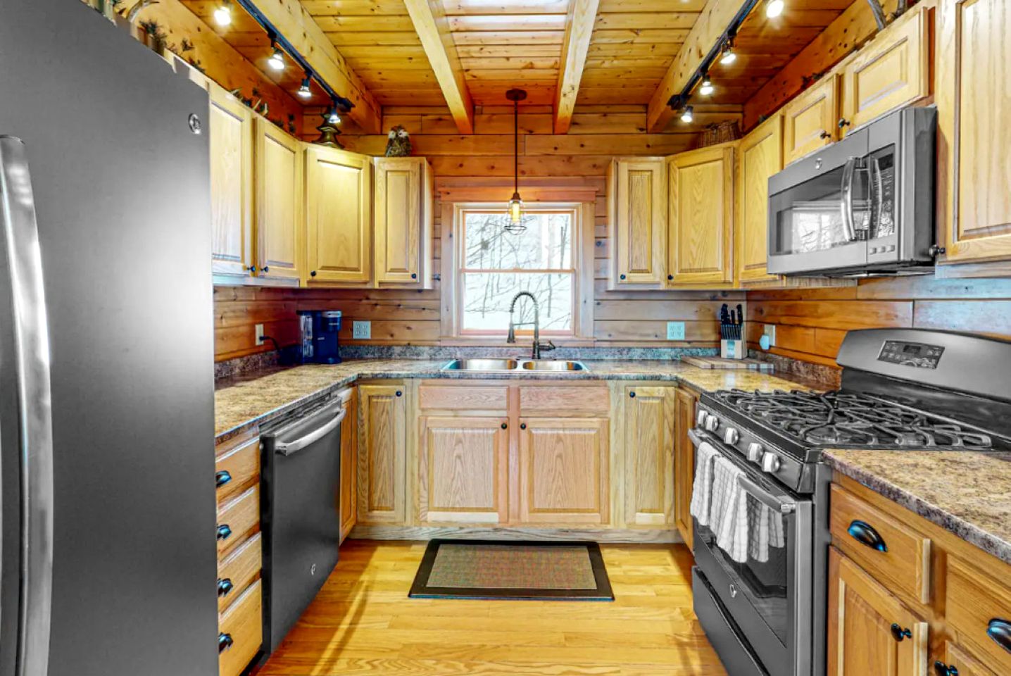 Splendid Cabin with Jacuzzi and Game Space in Maine