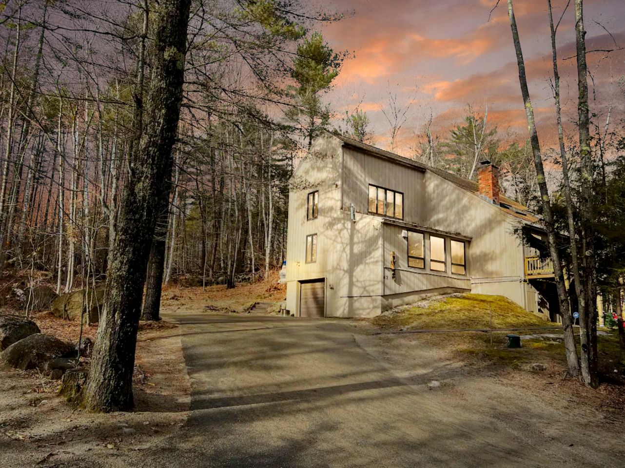 Splendid Cabin Retreat with Game Room, Gym and Spa in New Hampshire