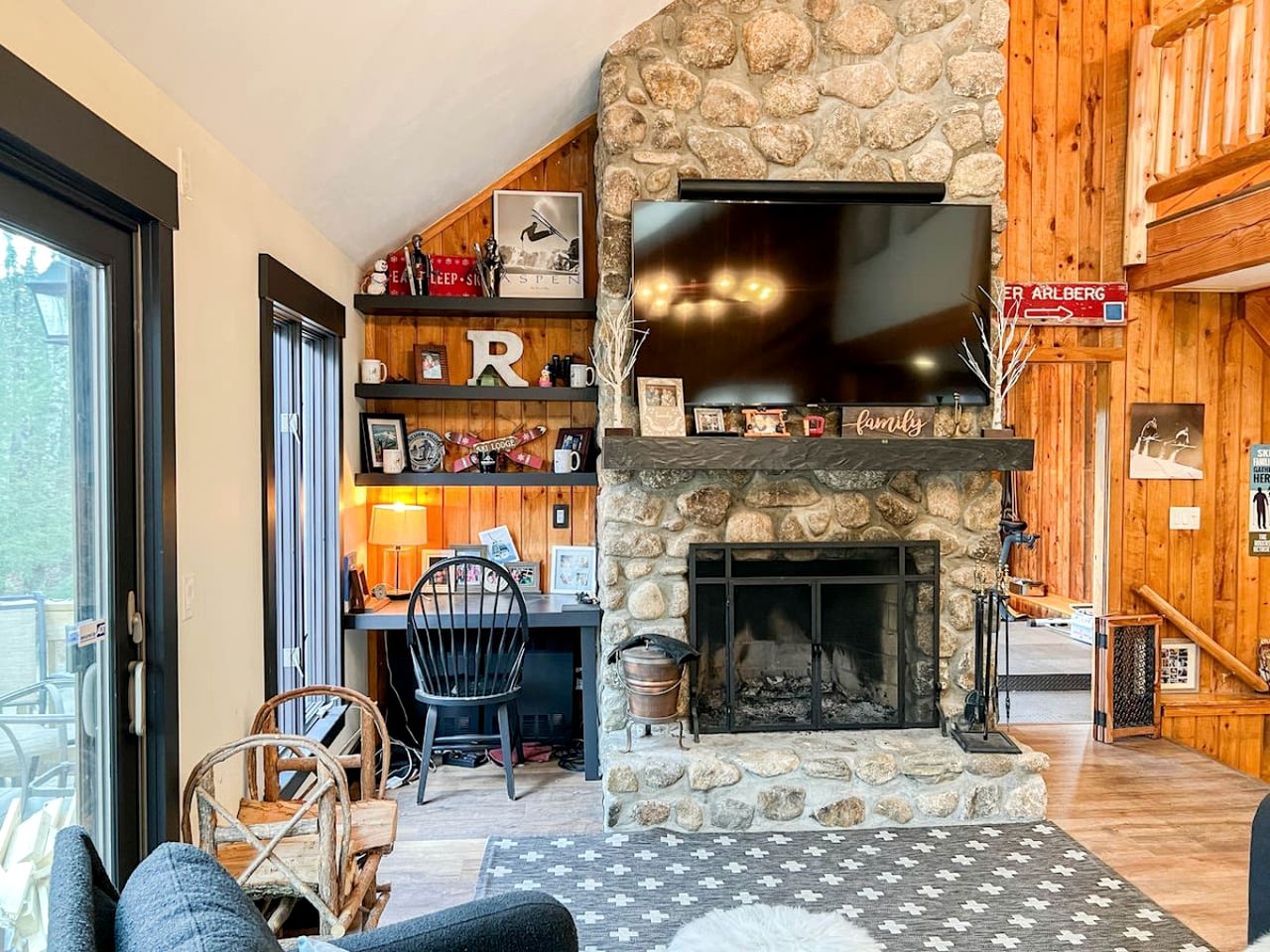 Splendid Cabin Retreat with Game Room, Gym and Spa in New Hampshire