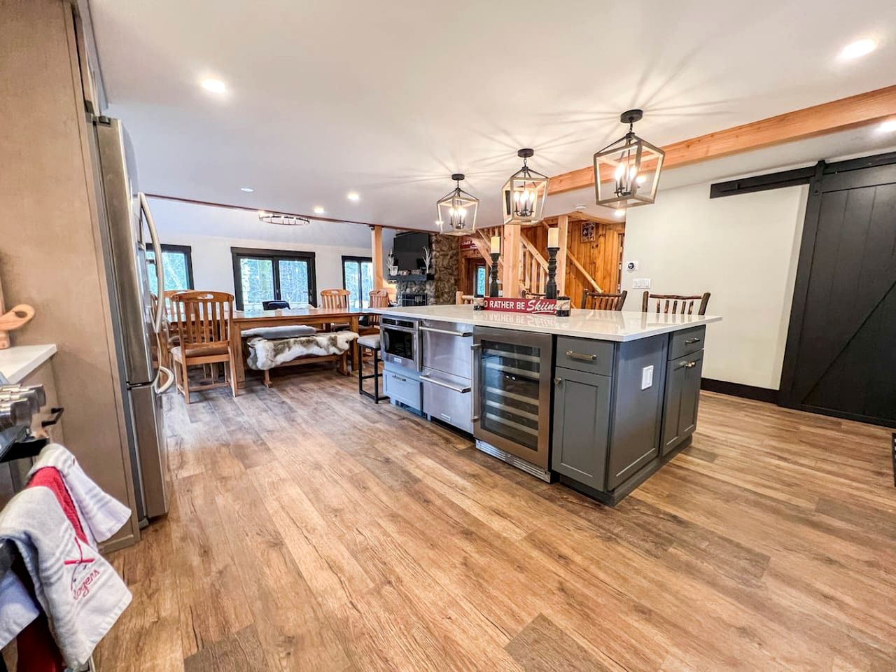 Splendid Cabin Retreat with Game Room, Gym and Spa in New Hampshire