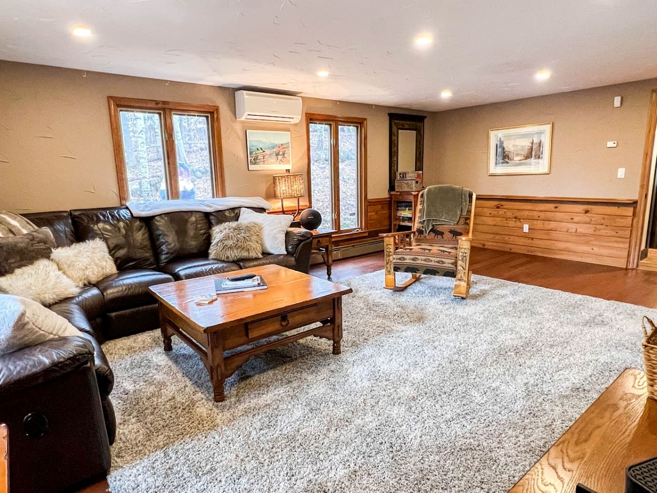 Splendid Cabin Retreat with Game Room, Gym and Spa in New Hampshire