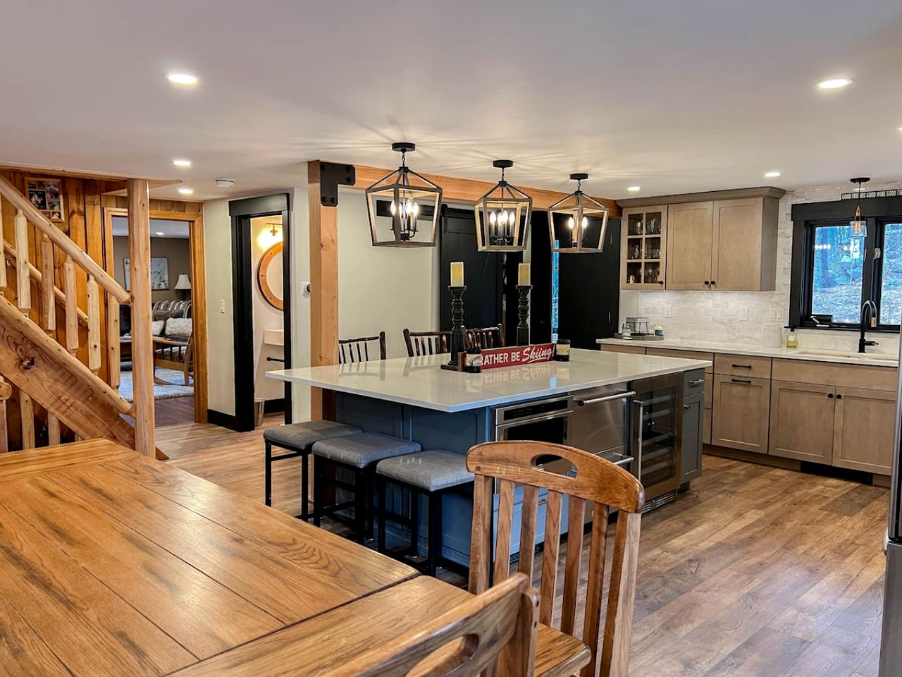 Splendid Cabin Retreat with Game Room, Gym and Spa in New Hampshire