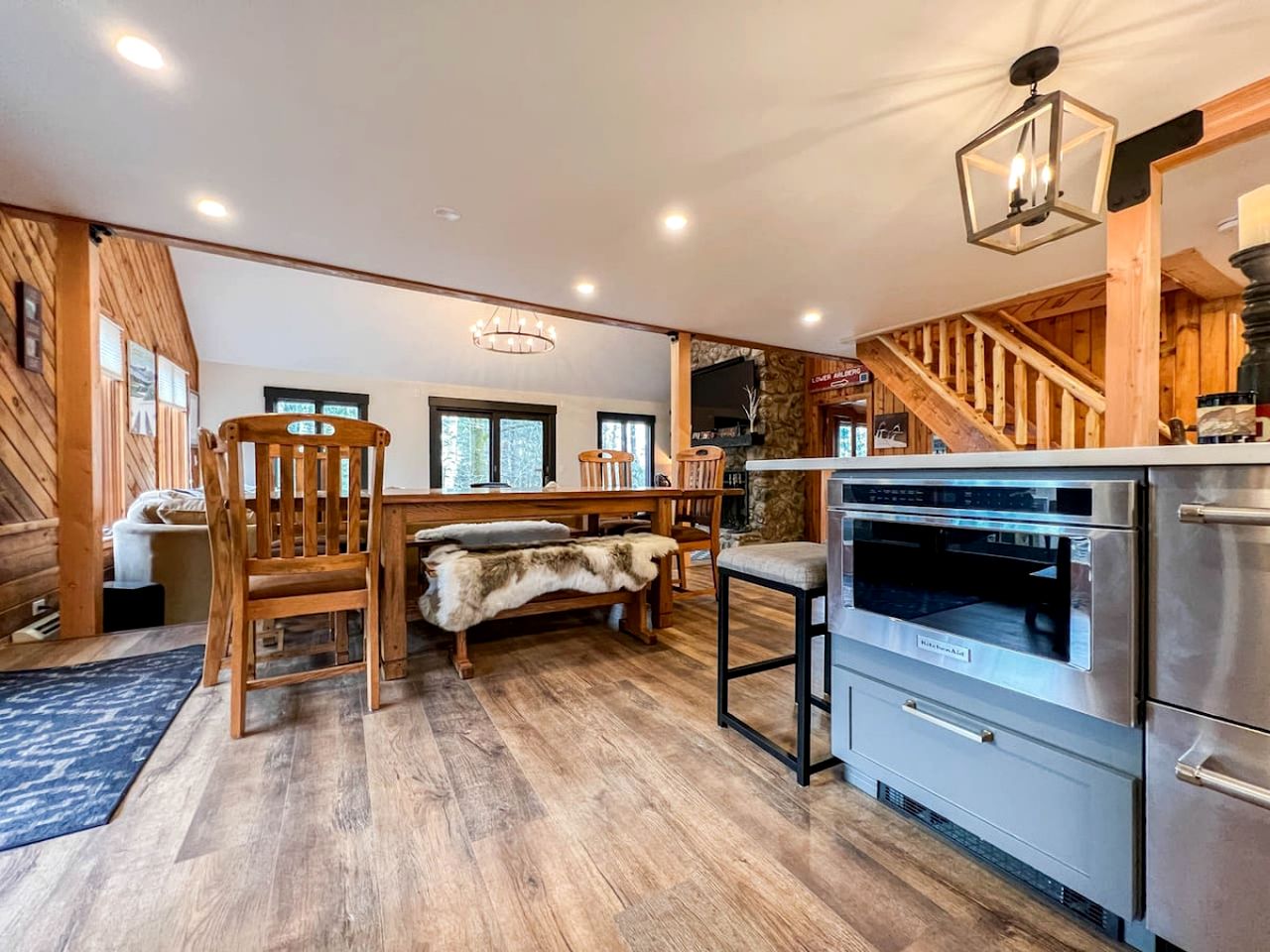 Splendid Cabin Retreat with Game Room, Gym and Spa in New Hampshire