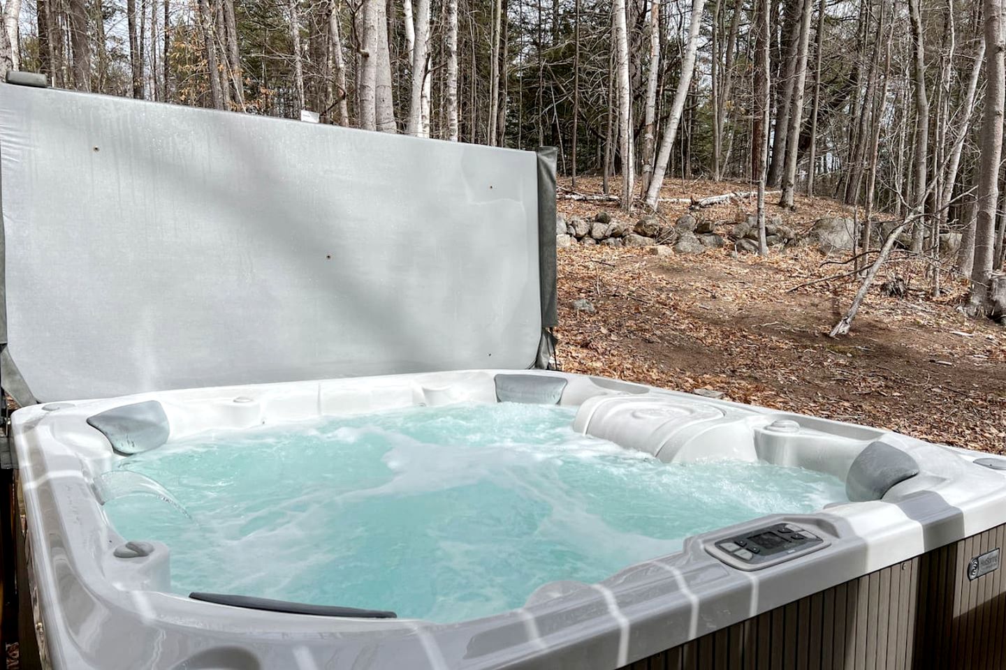 Splendid Cabin Retreat with Game Room, Gym and Spa in New Hampshire