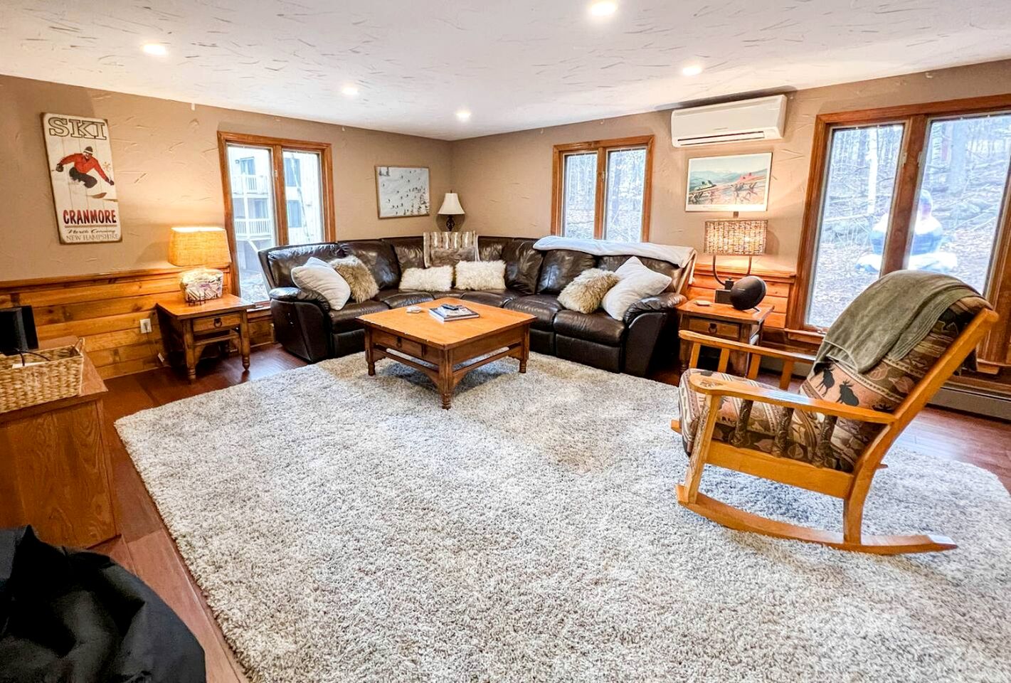 Splendid Cabin Retreat with Game Room, Gym and Spa in New Hampshire