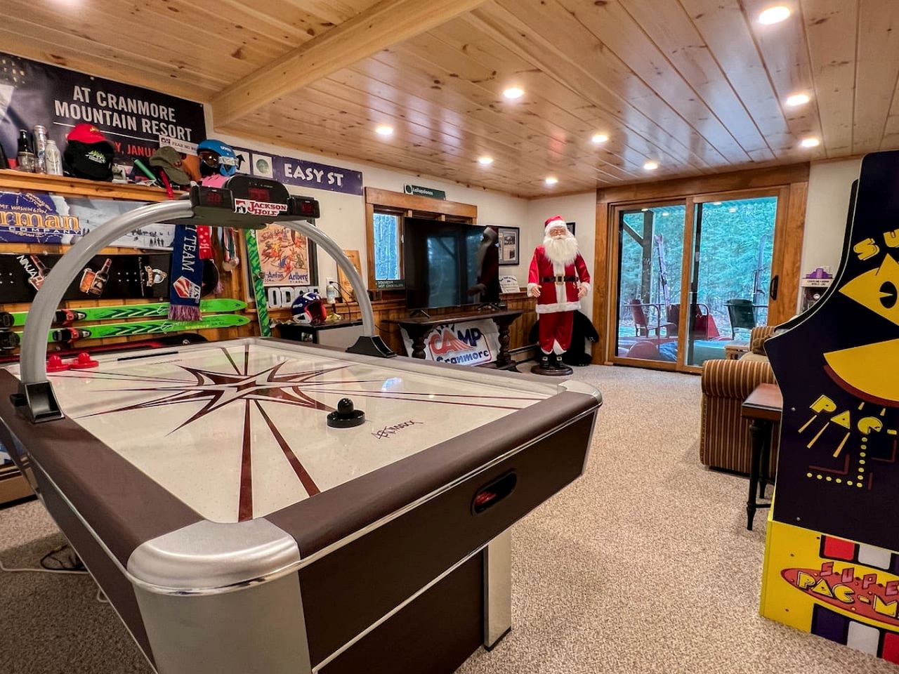 Splendid Cabin Retreat with Game Room, Gym and Spa in New Hampshire