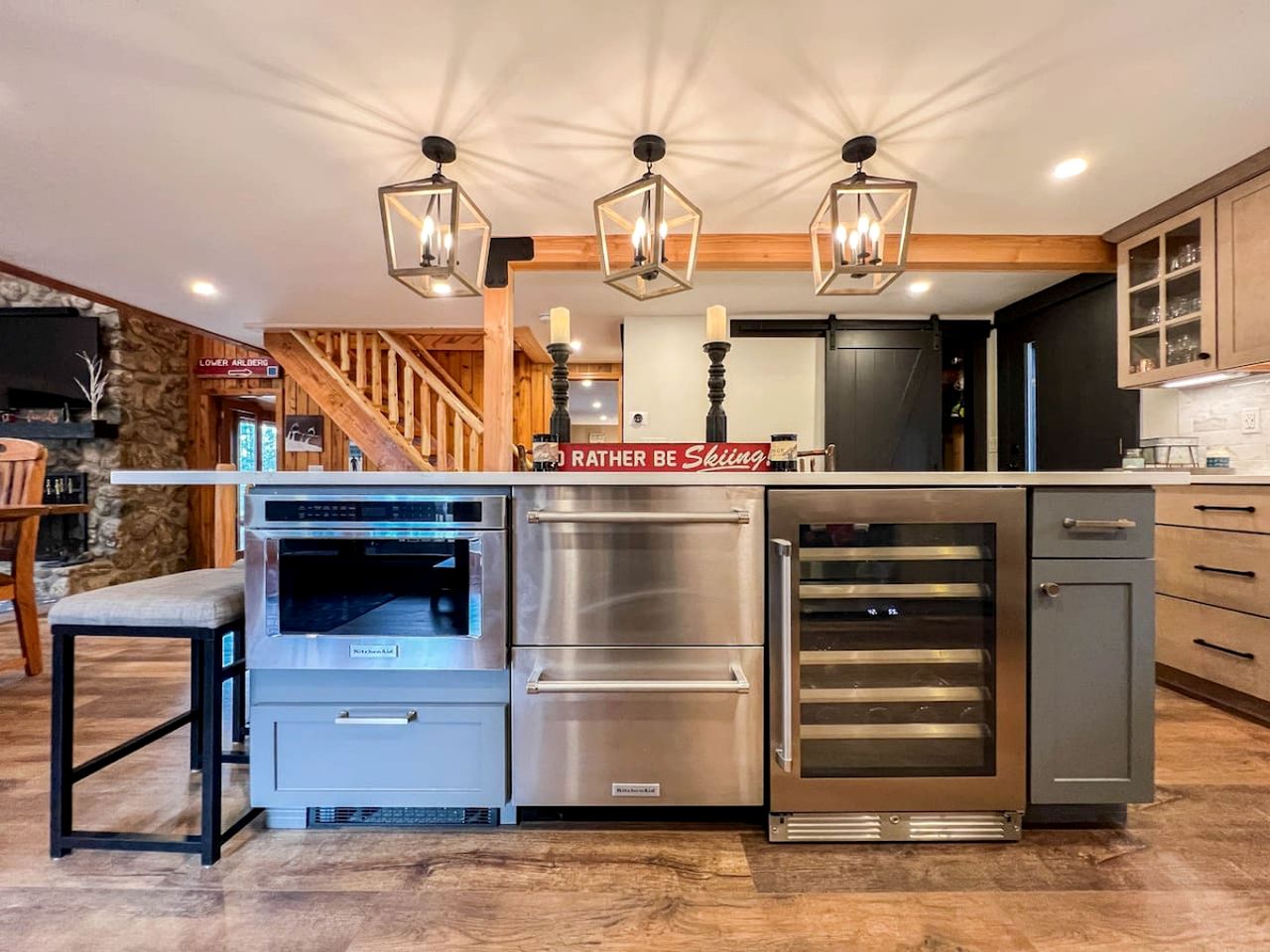 Splendid Cabin Retreat with Game Room, Gym and Spa in New Hampshire