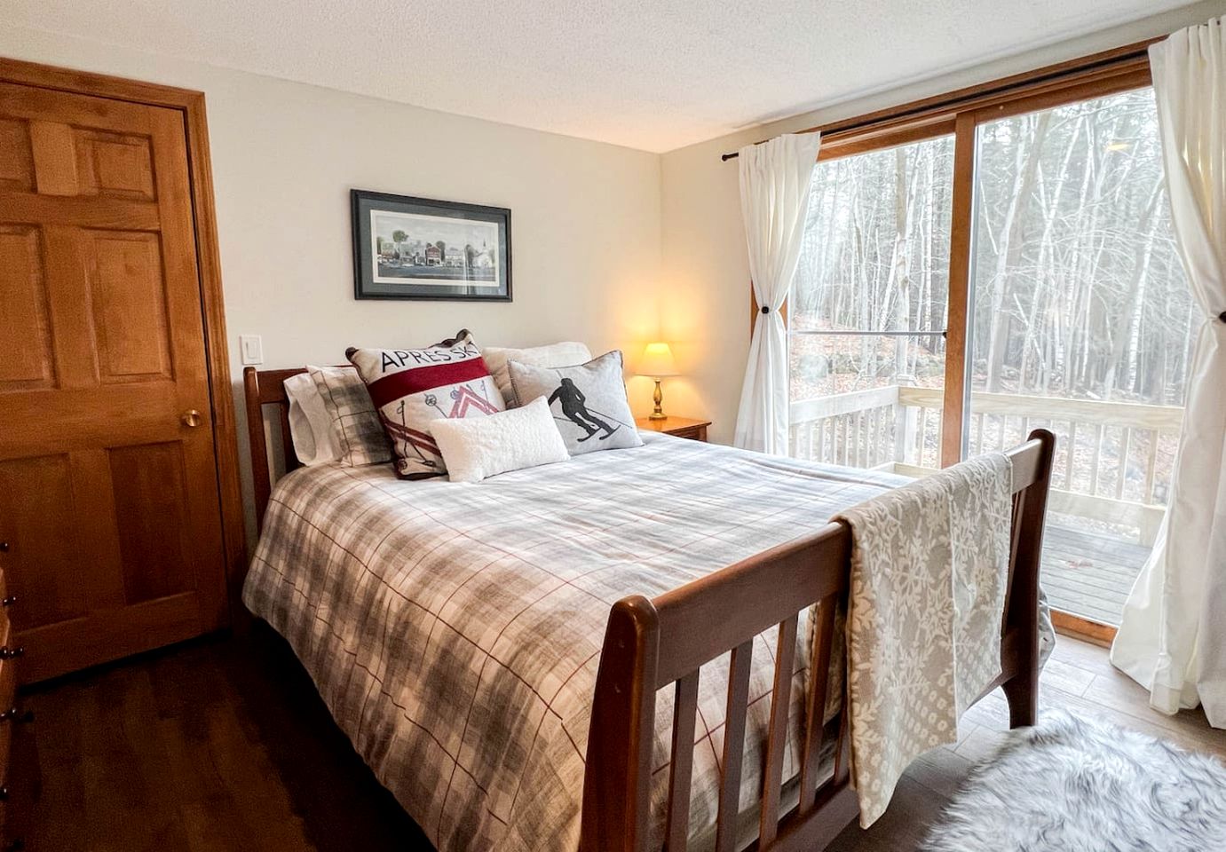 Splendid Cabin Retreat with Game Room, Gym and Spa in New Hampshire